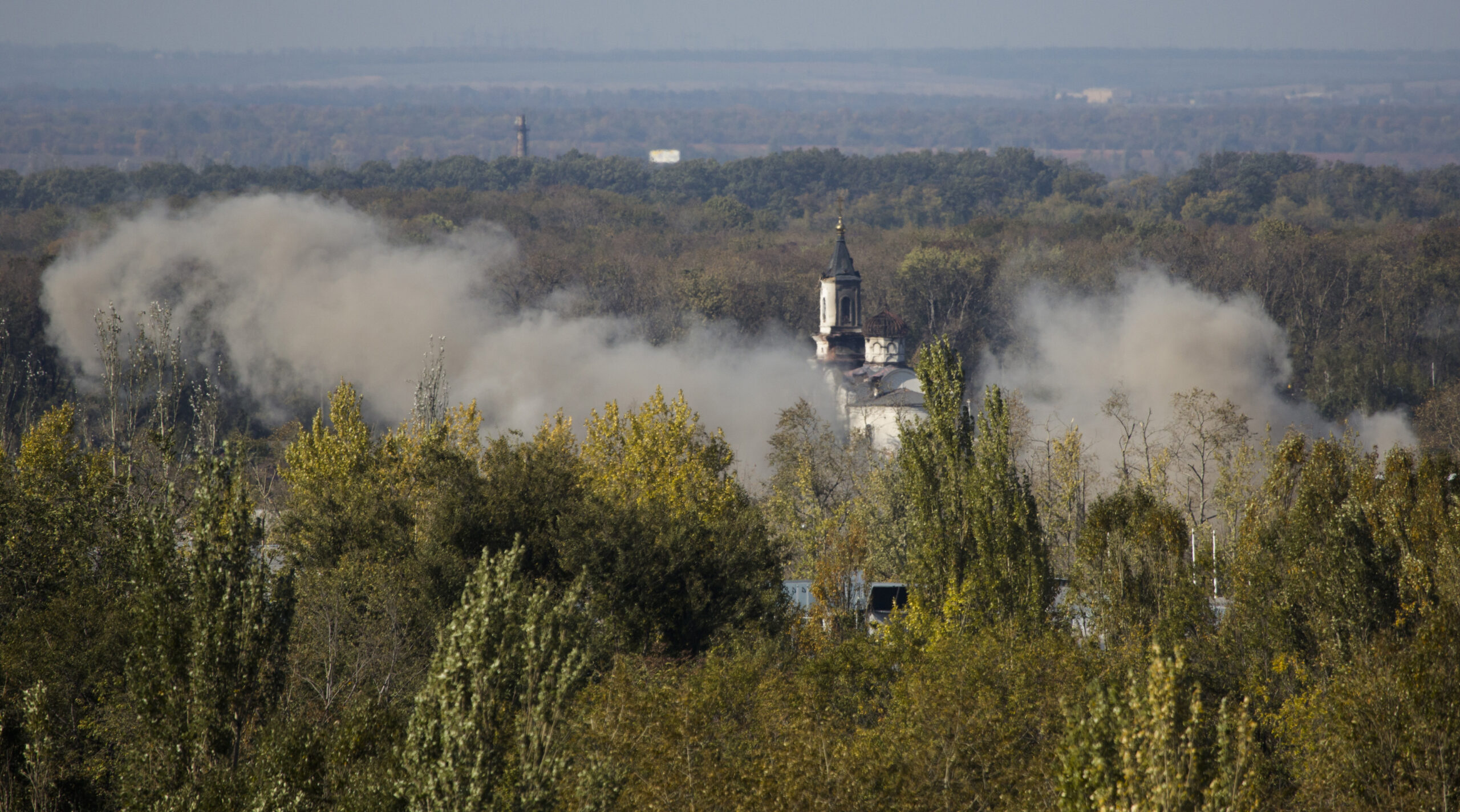 East Ukraine rebels keep up drive to take airport