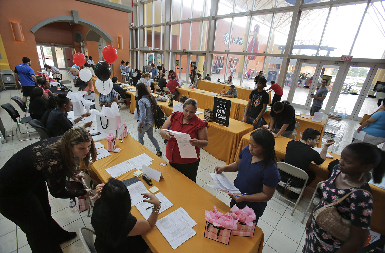 US adds 156,000 new jobs in December, unemployment at 4.7 percent
