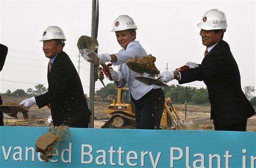 Bored workers play cards at clean energy firm that got federal funds