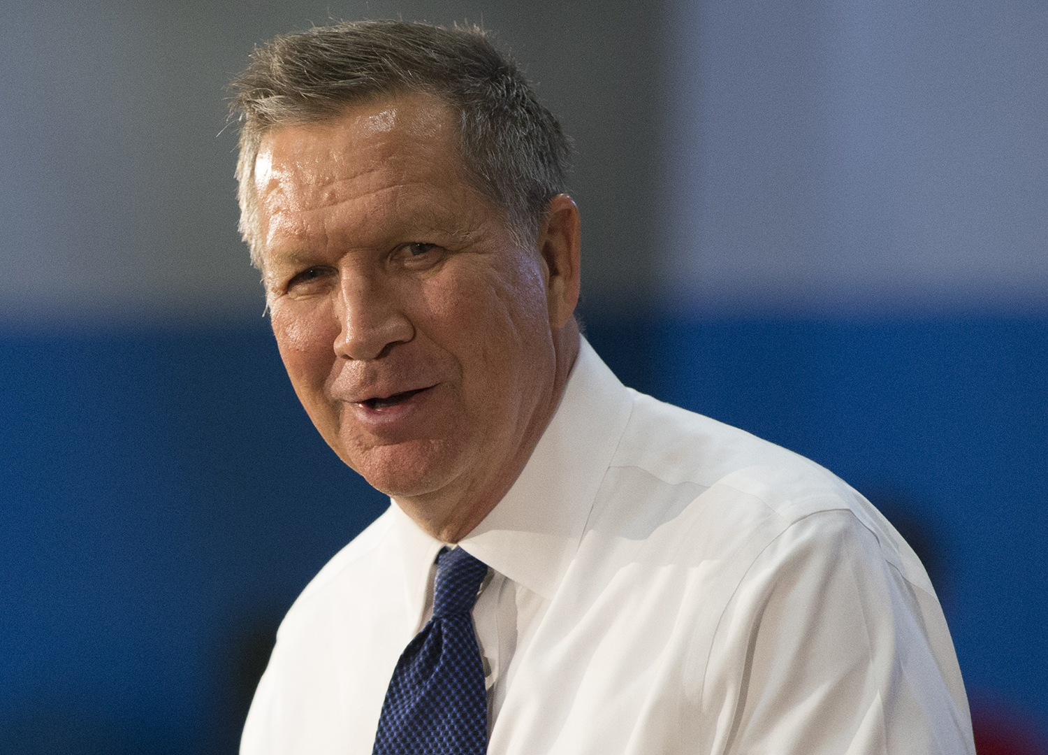 Kasich helps young fan get a date to prom
