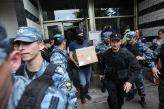 Russian police search protest leaders’ apartments