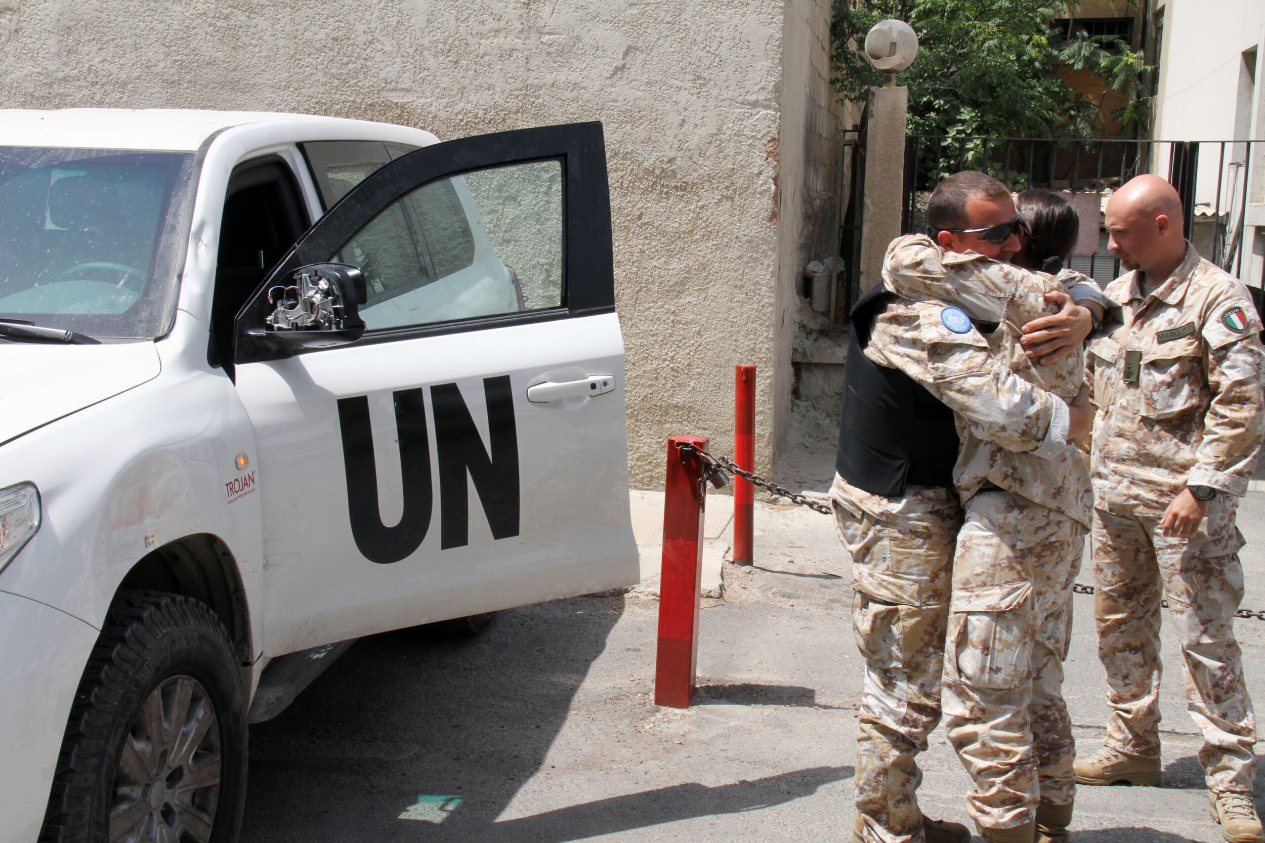 UN observers in Syria suspend patrols