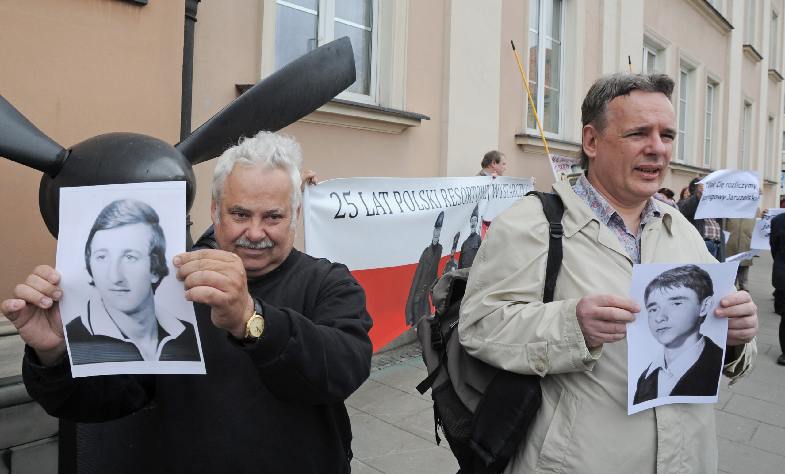 Prayers, protests at Polish general’s funeral