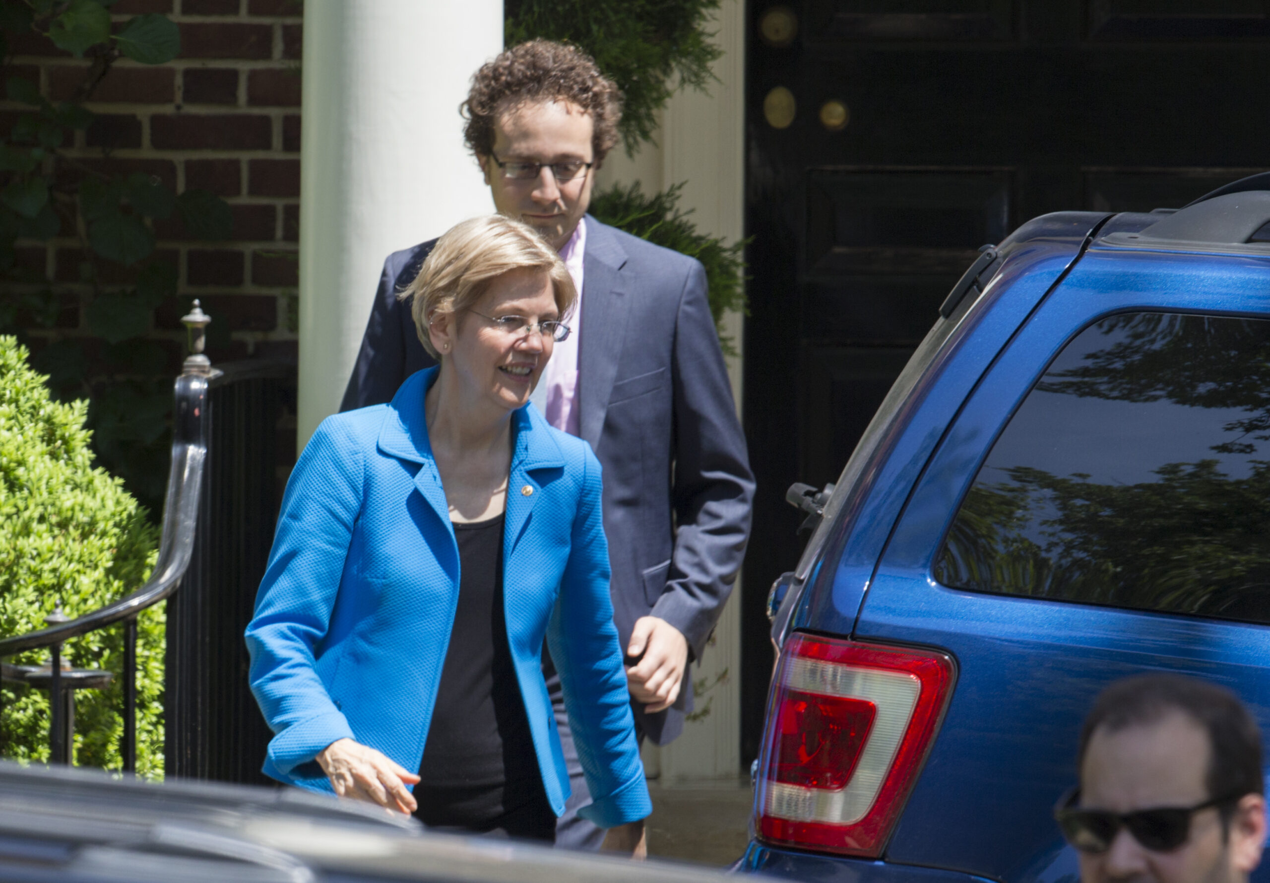 Elizabeth Warren visits Clinton’s campaign headquarters
