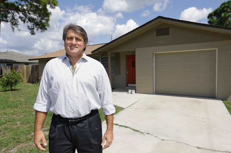  In this Sept. 12, 2012, photo, Andrew Neitlich poses in front of one his investment homes in Venice, Fla. Neitlich once worked as a financial analyst picking stocks for a mutual fund. During the dot-com crash 12 years ago, Neitlich didn't sell his stocks, but like many others he is selling now. An analysis by The Associated Press finds that individual investors have pulled at least $380 billion from U.S. stock funds since they started selling in April 2007. (AP Photo/Chris O'Meara)  