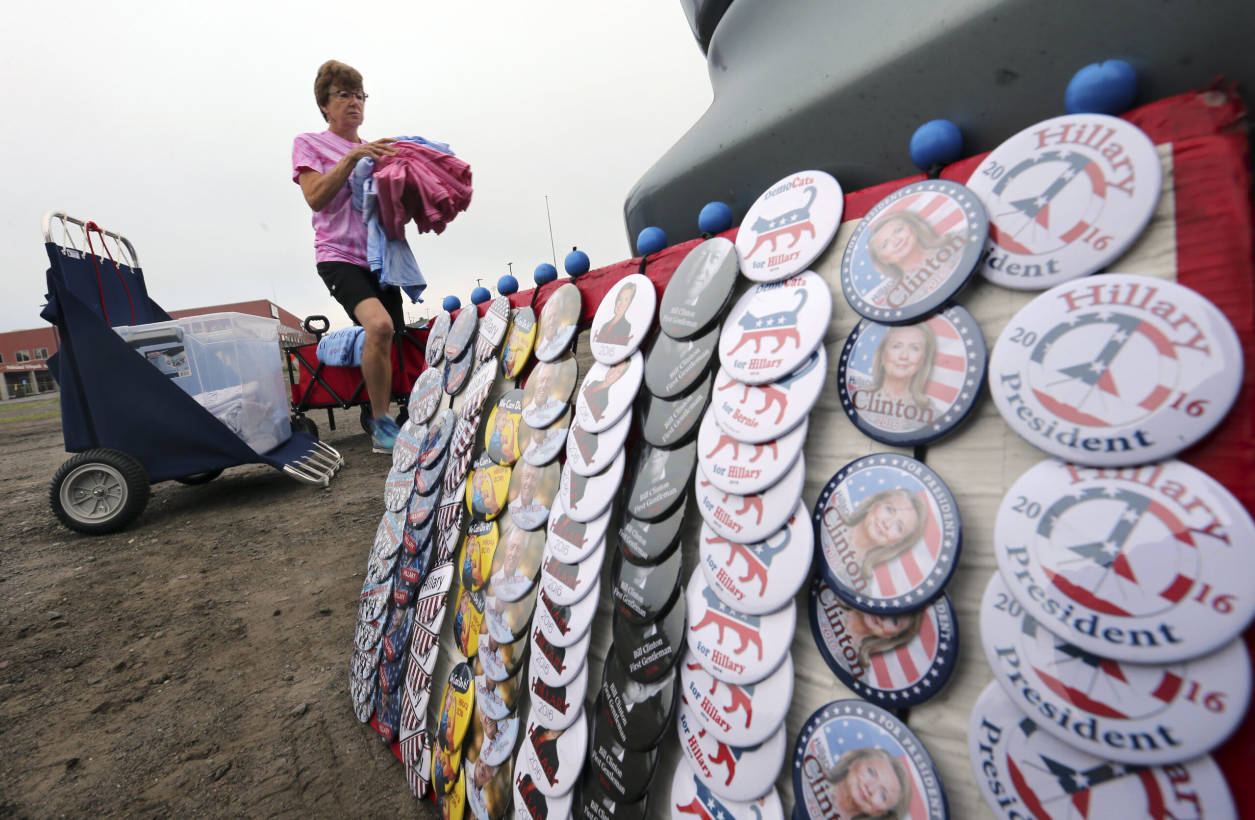 Clinton camp vetoes anti-TPP plank, rankling Sanders backers