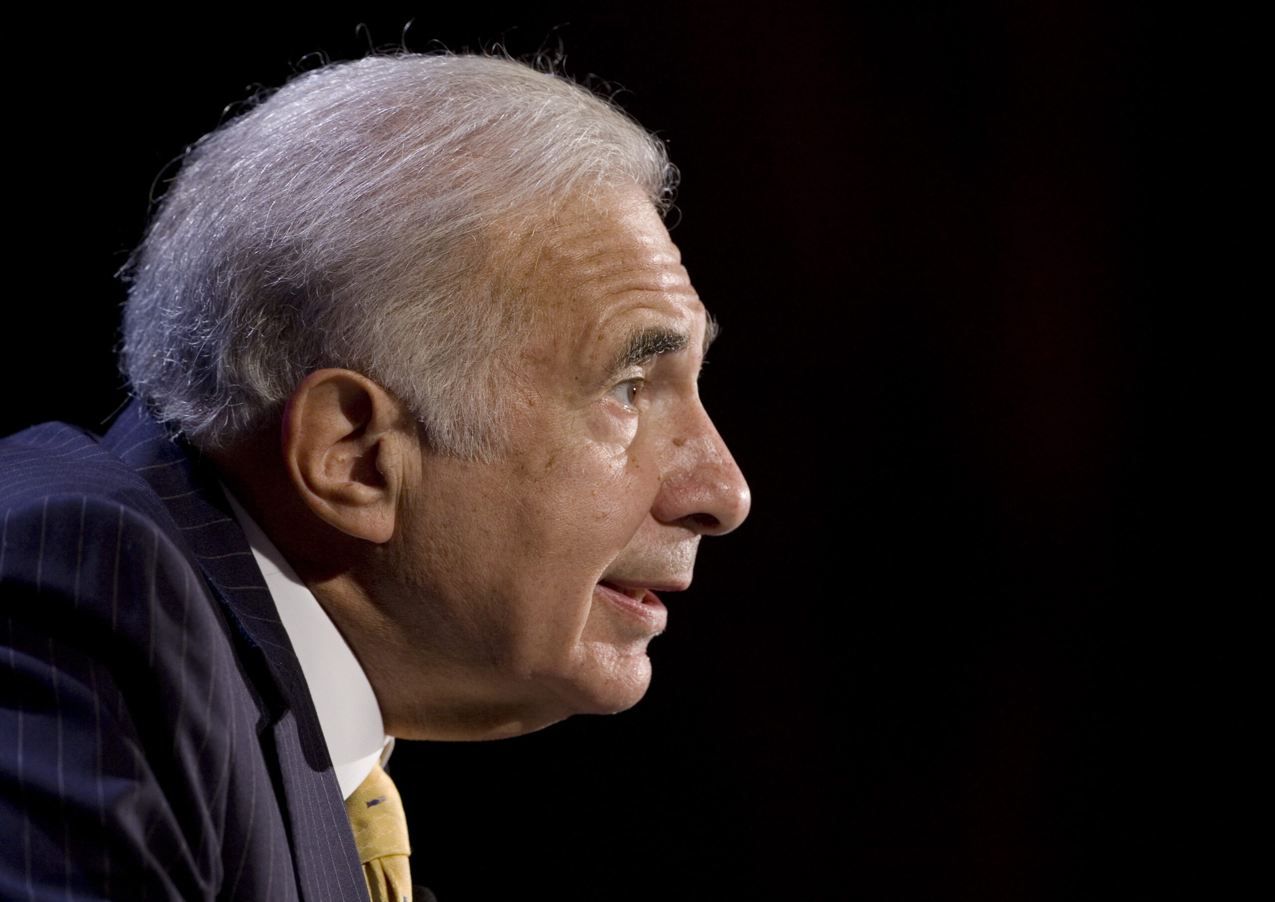 Icahn raises Apple stake, now owns $3B in stock