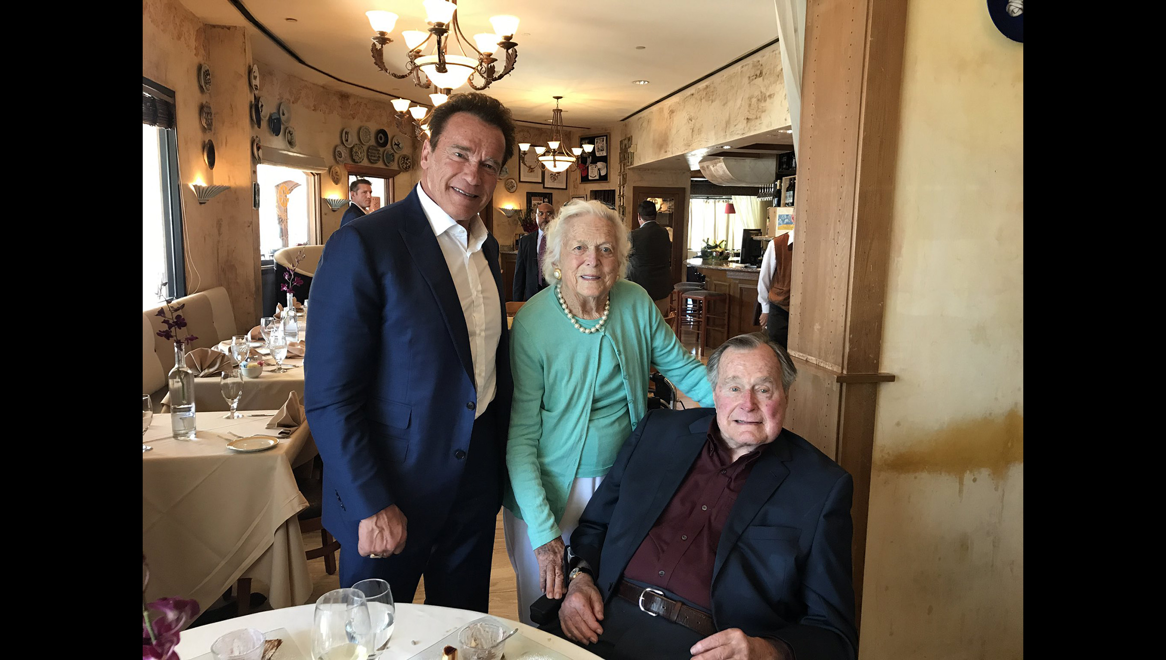 Arnold Schwarzenegger has lunch with George H.W. Bush, Barbara Bush