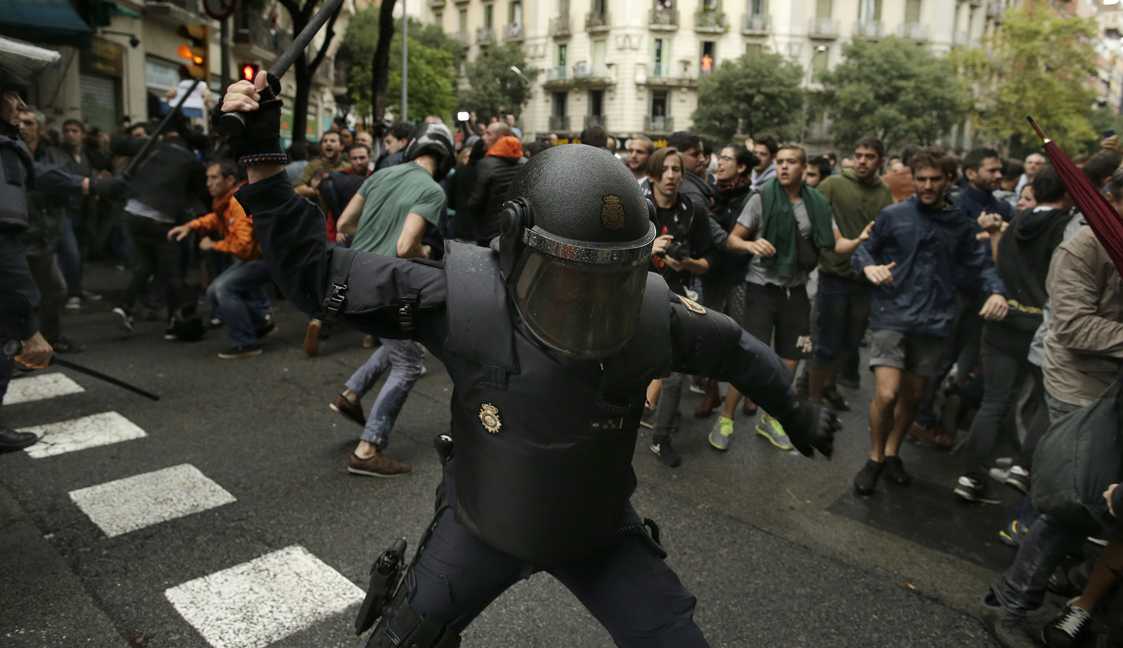 Spanish police fire rubber bullets near Catalan voting site