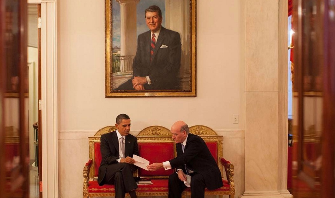 Sarah Palin mocks Hillary Clinton’s portrait at the White House, Obama photographer responds with a single image