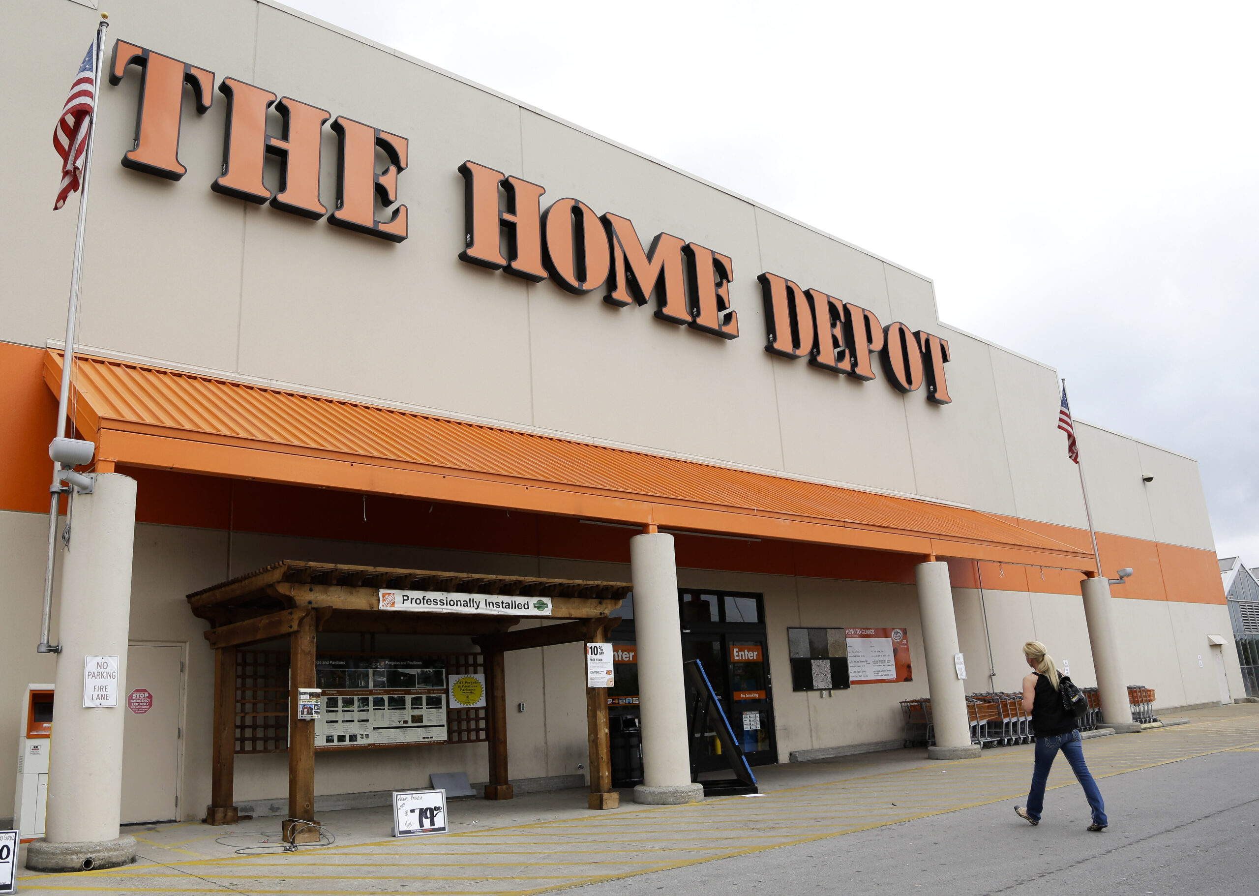 Home Depot probes possible credit card data breach