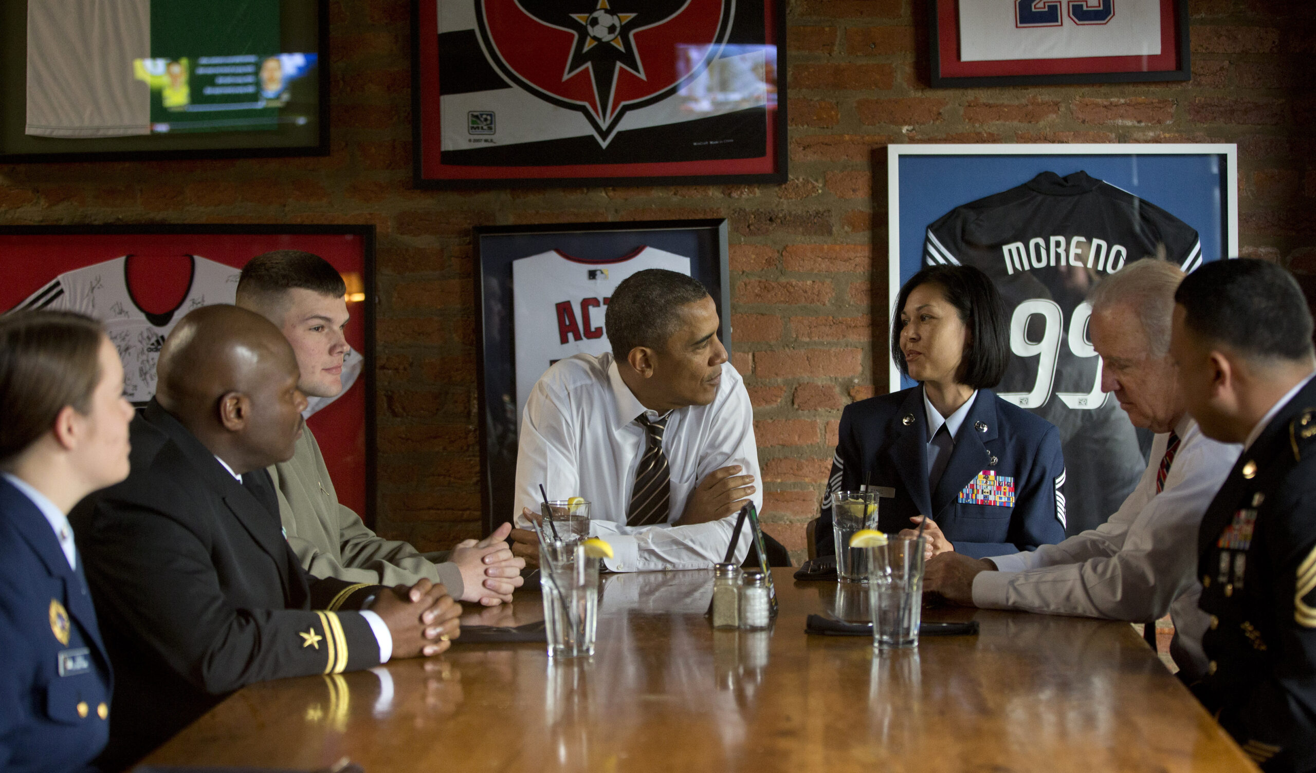 Obama lunches with US service members at Irish pub