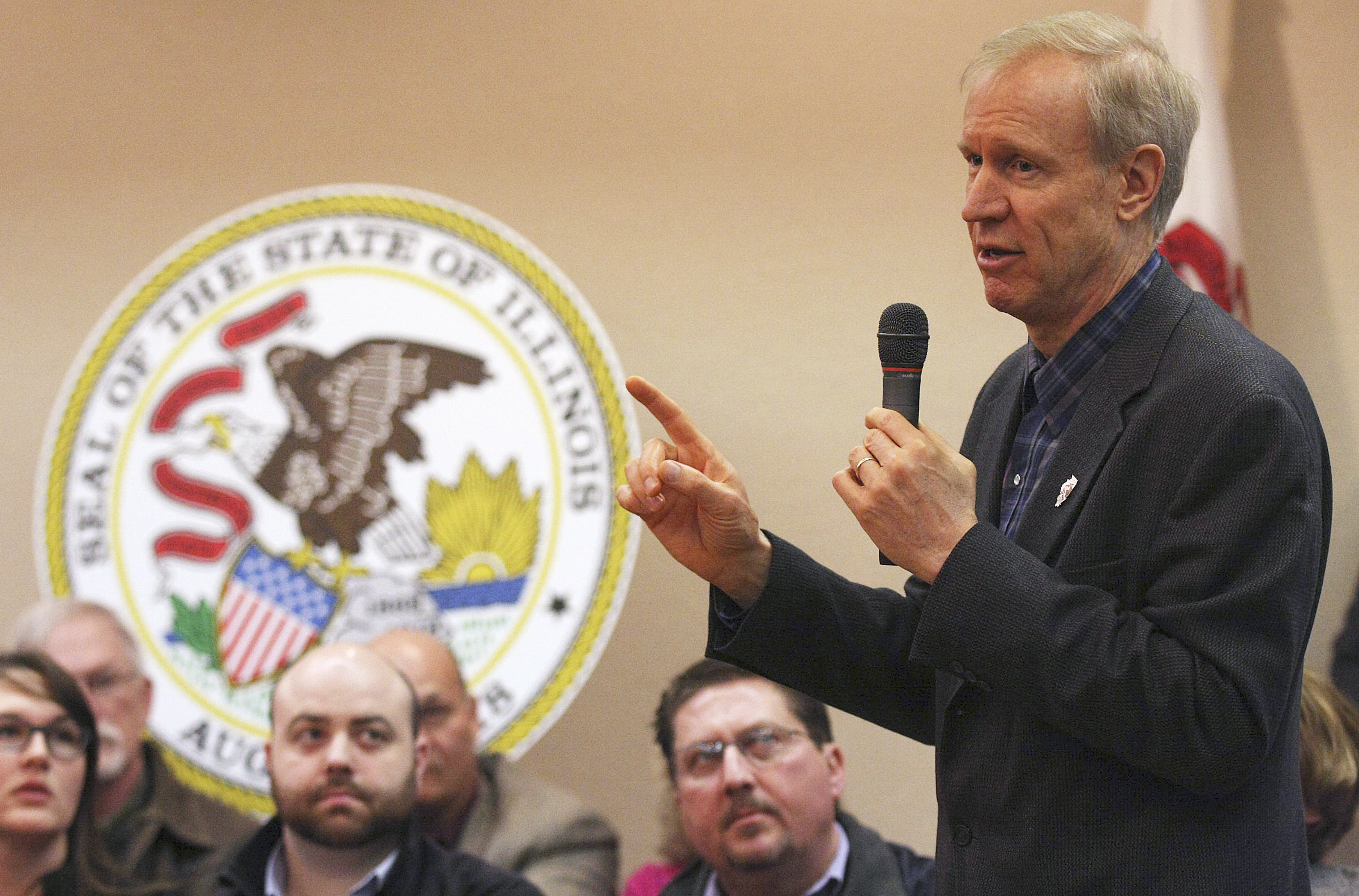 Illinois gov’t workers sue to end mandatory dues