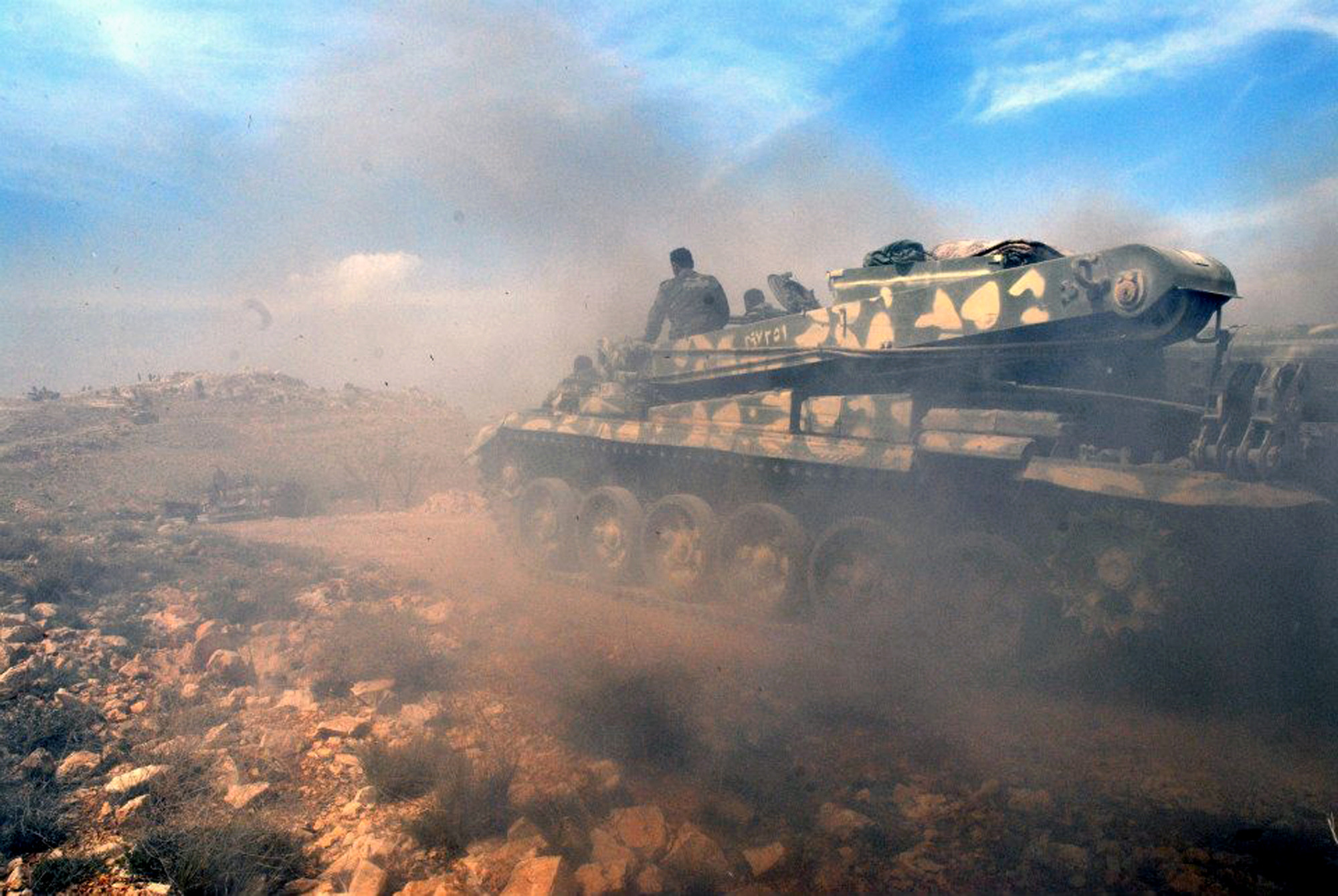 Syrian troops choke off rebels north of Damascus