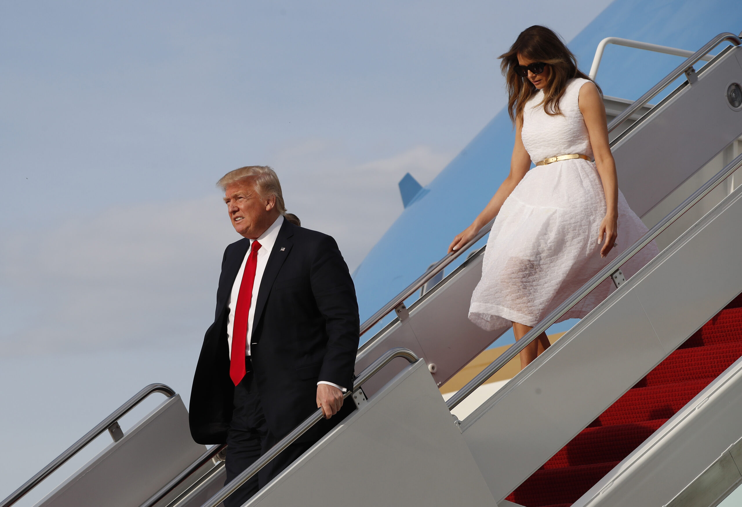 Huffington Post enlists body language experts to critique Trump’s stair habits