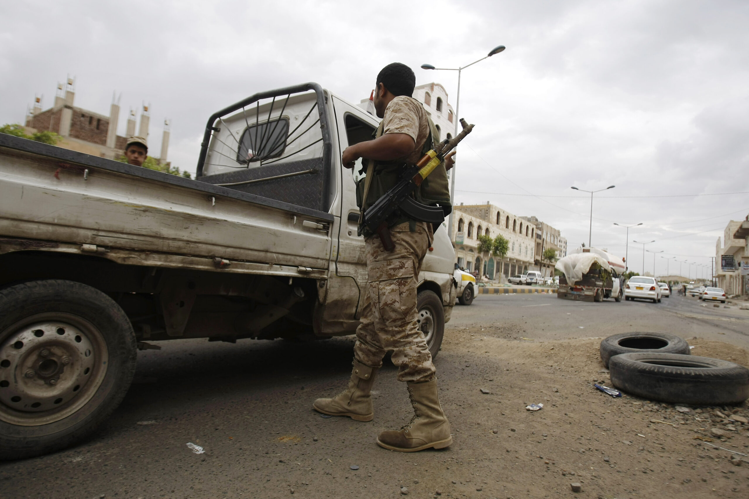 Fighting between Yemen army and al-Qaida kills 42