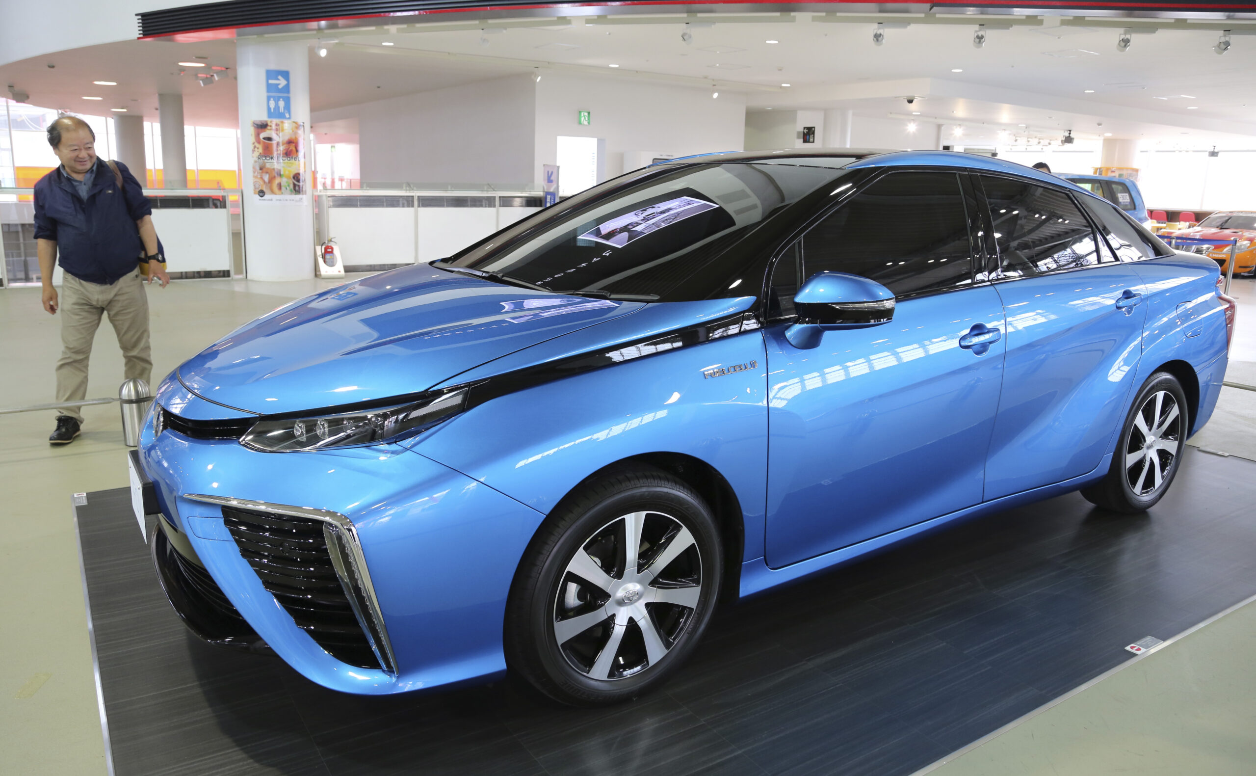 After hybrid success, Toyota gambles on fuel cell