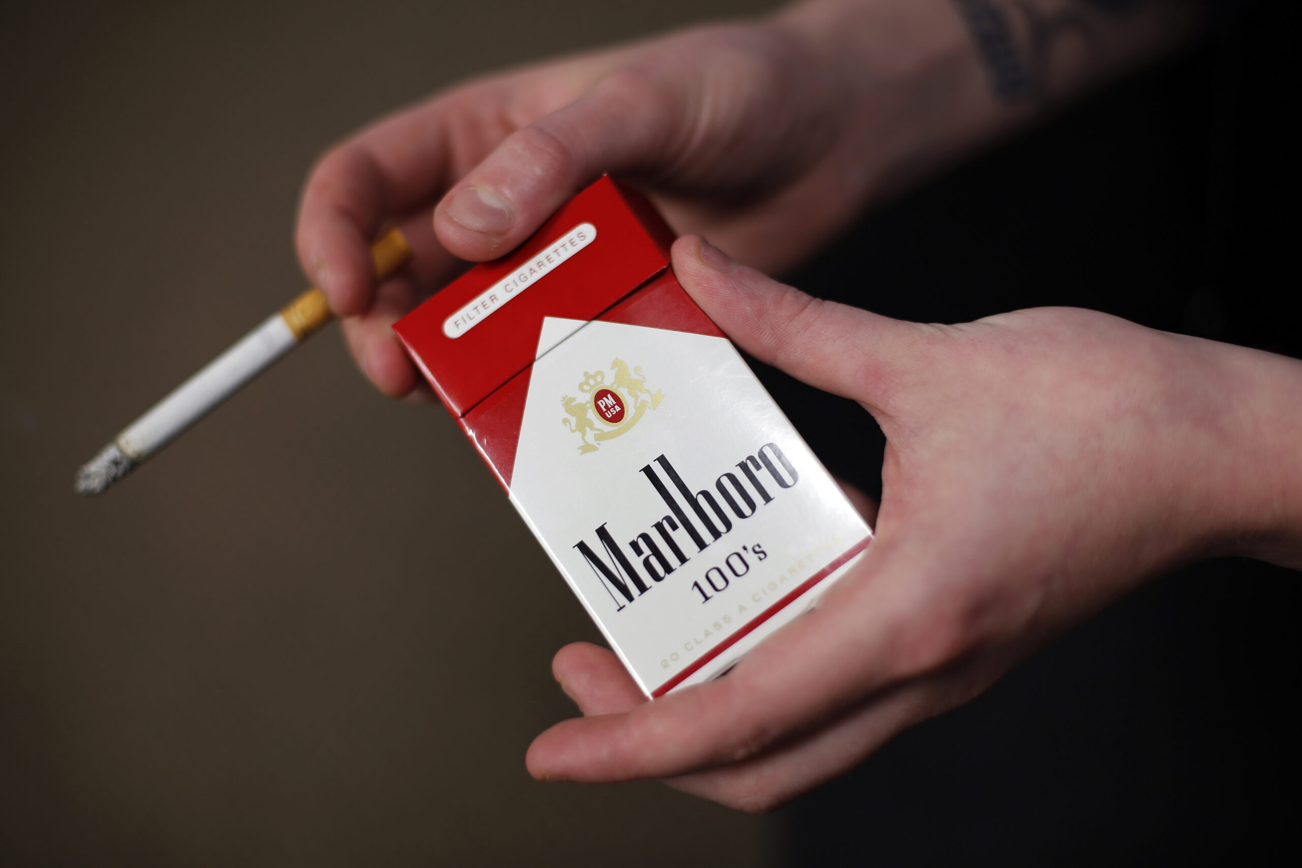 Democrats eye raising smoking age to 21