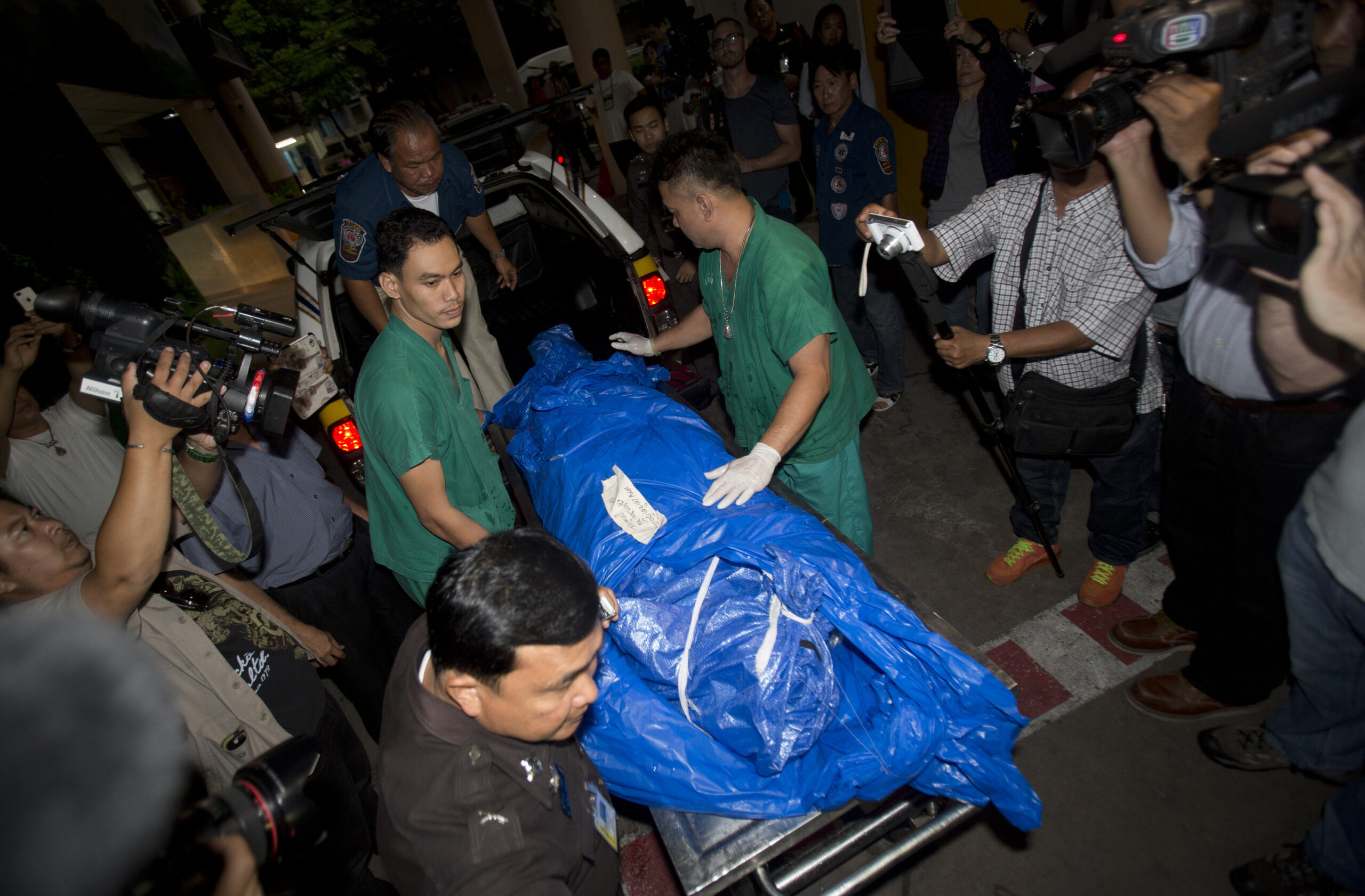 Thai police search for clues after 2 Brits slain
