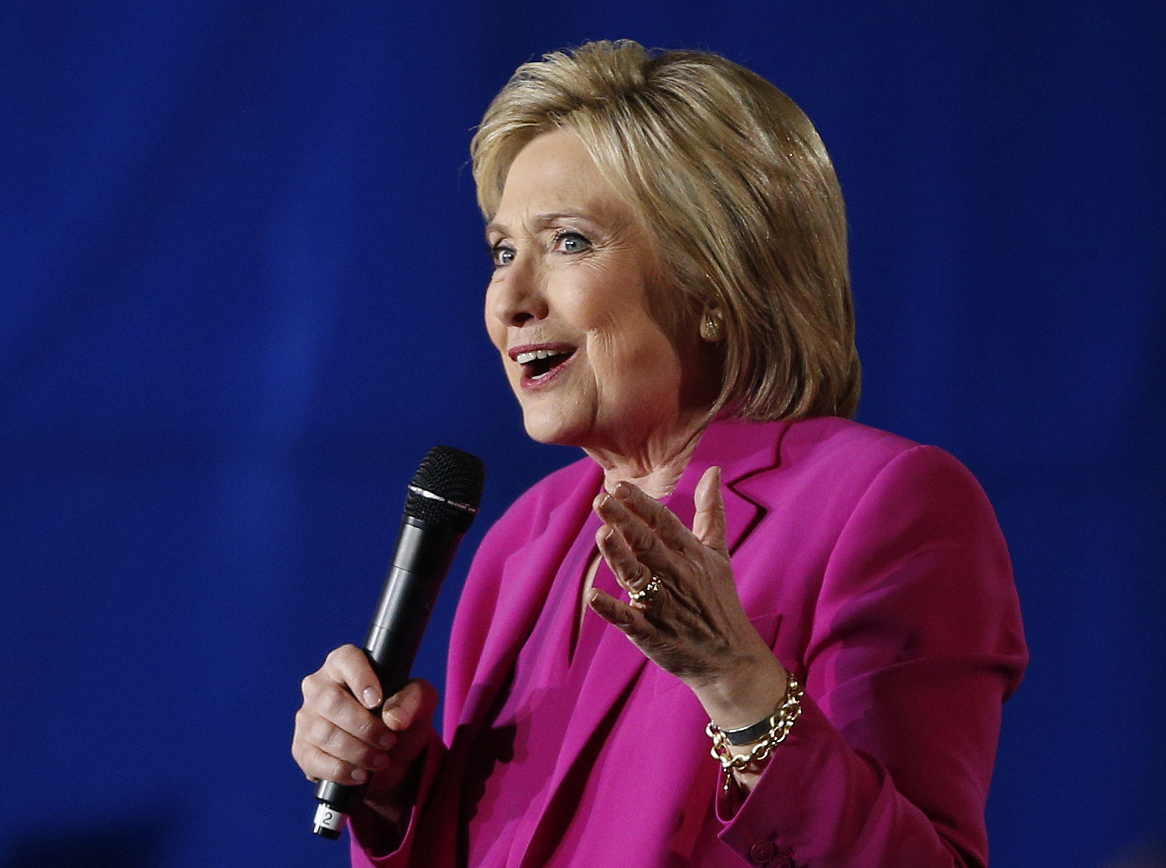 Clinton promises to make immigration reform a priority