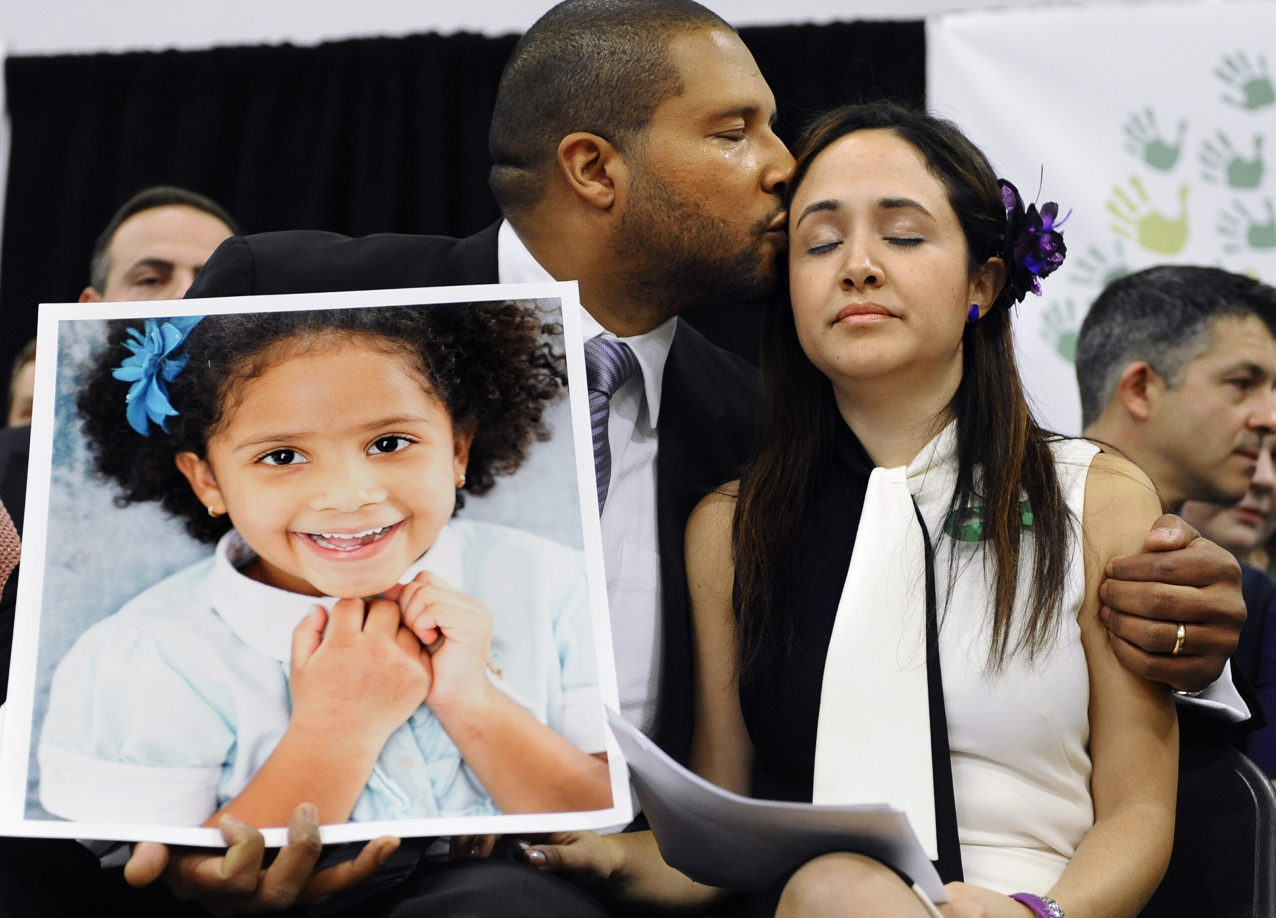 Obama marks Newtown anniversary with call for tougher gun control