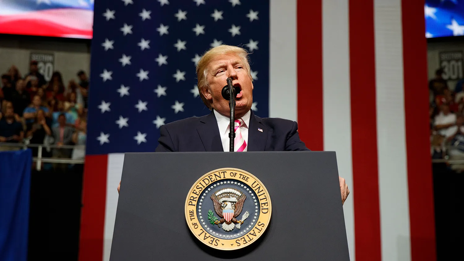 Trump makes immigration top midterm campaign issue, hoping to put Dems on ICE