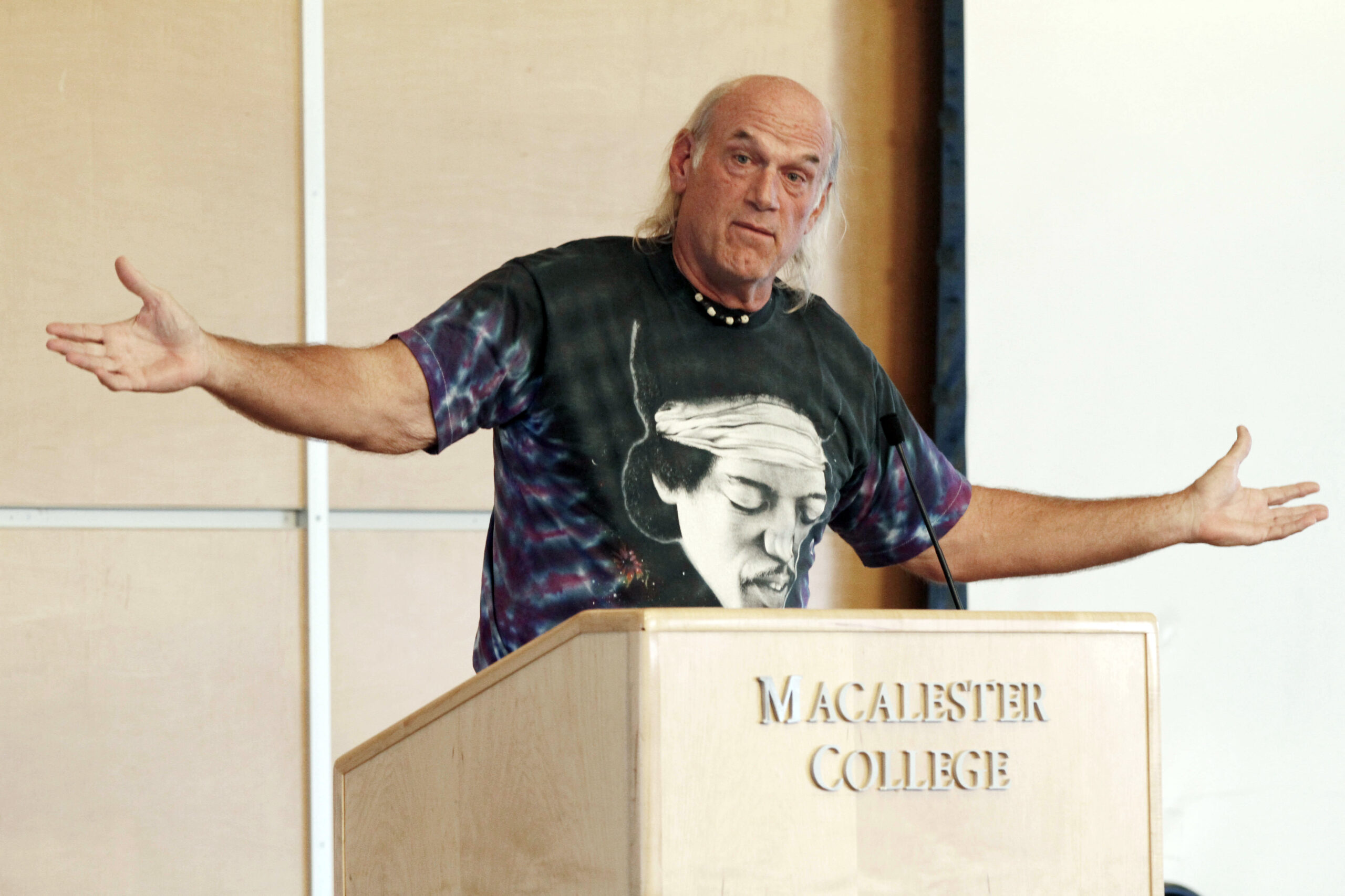 Jesse Ventura flirts with third-party presidential run
