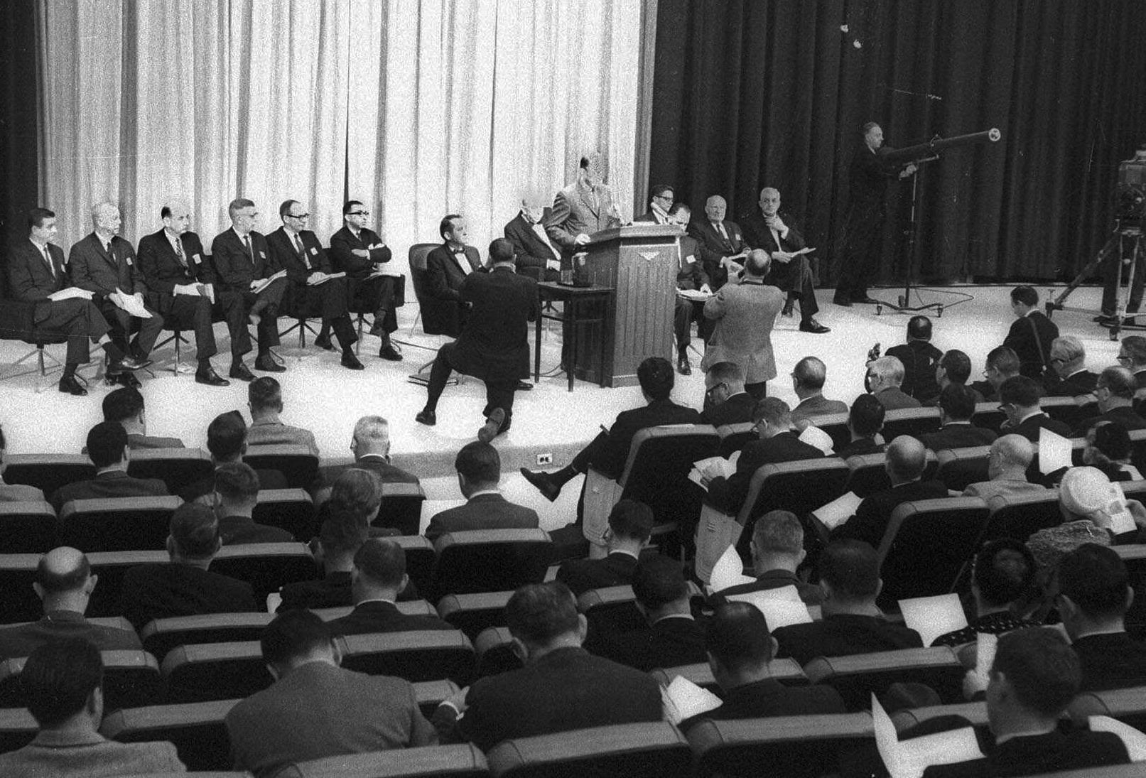 AP WAS THERE: ’64 US report ties smoking to cancer