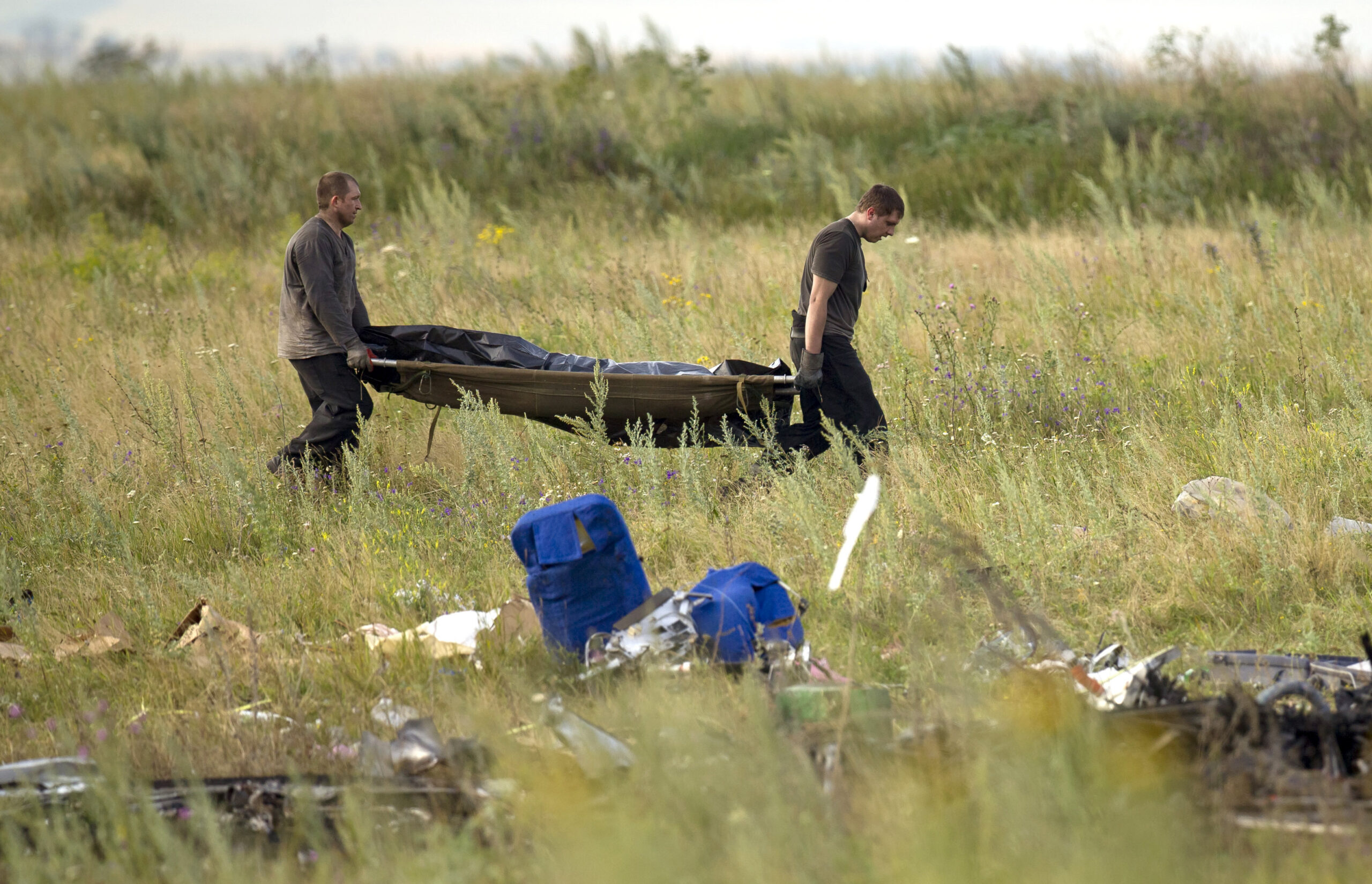 Monitors try to secure Ukraine plane crash site