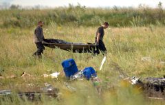 Monitors try to secure Ukraine plane crash site