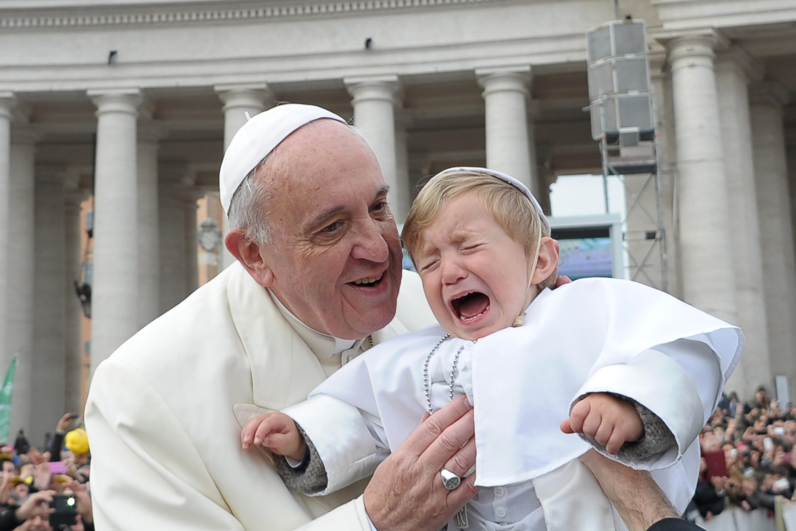 Francis kisses ‘mini-me’ pope as Carnival starts