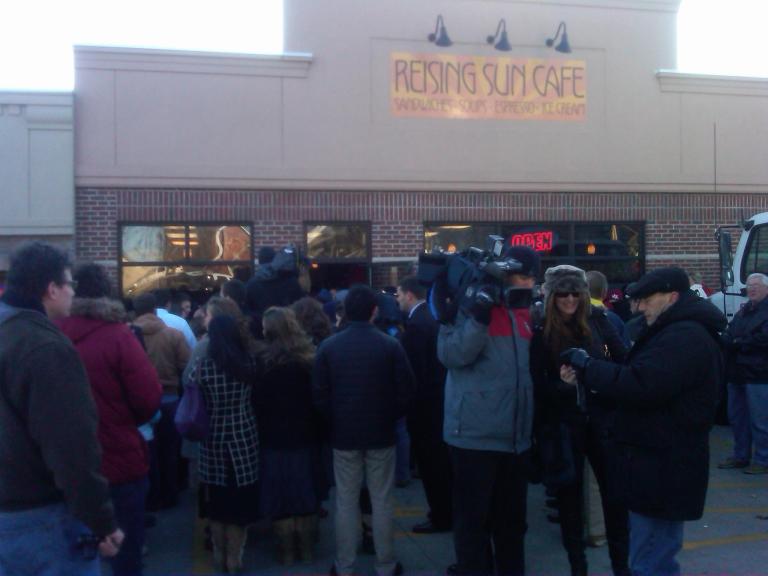 Be wary of reports of “packed rooms” in Iowa