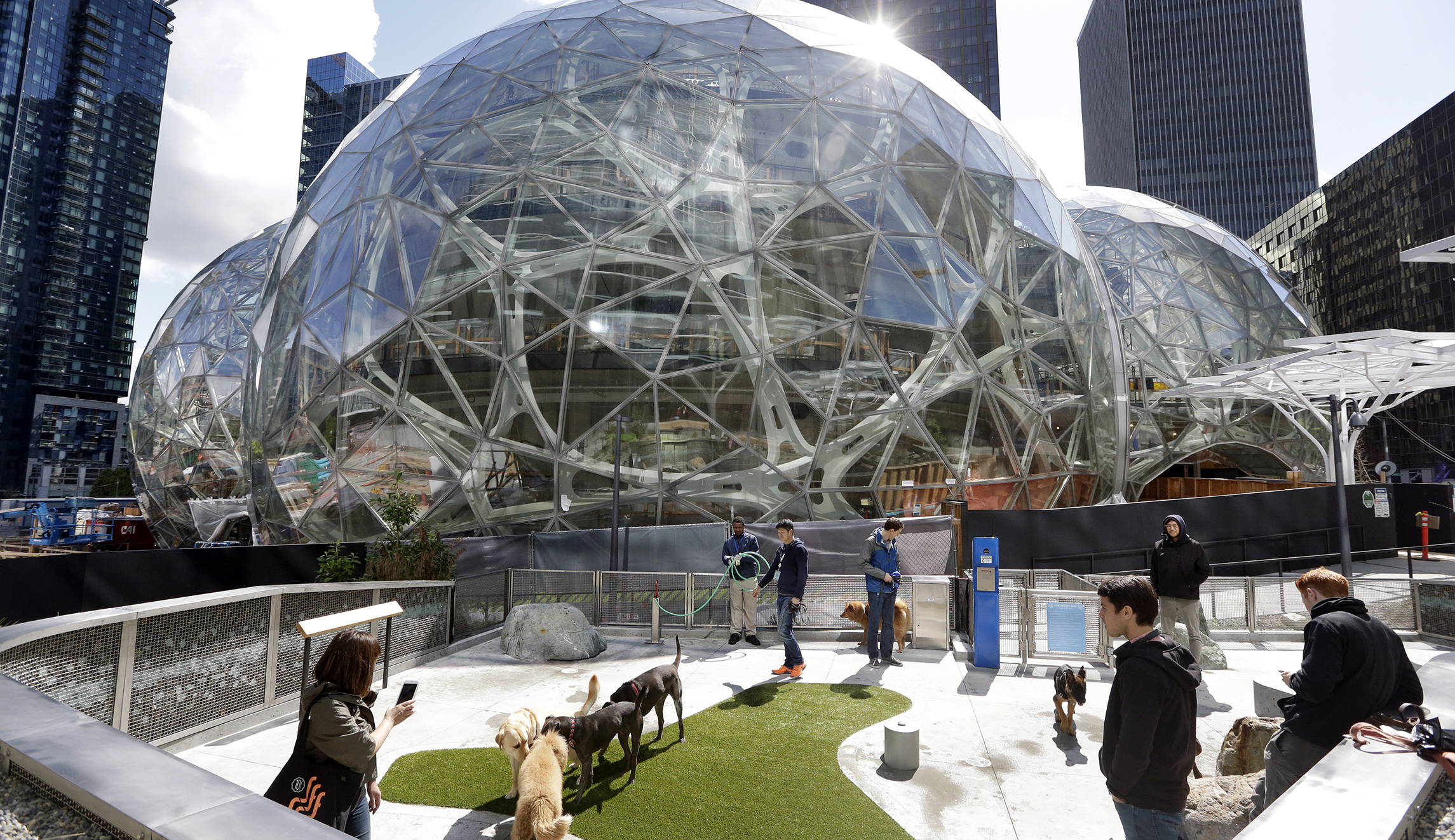Amazon sparks a Seattle battle between moderate and progressive liberals