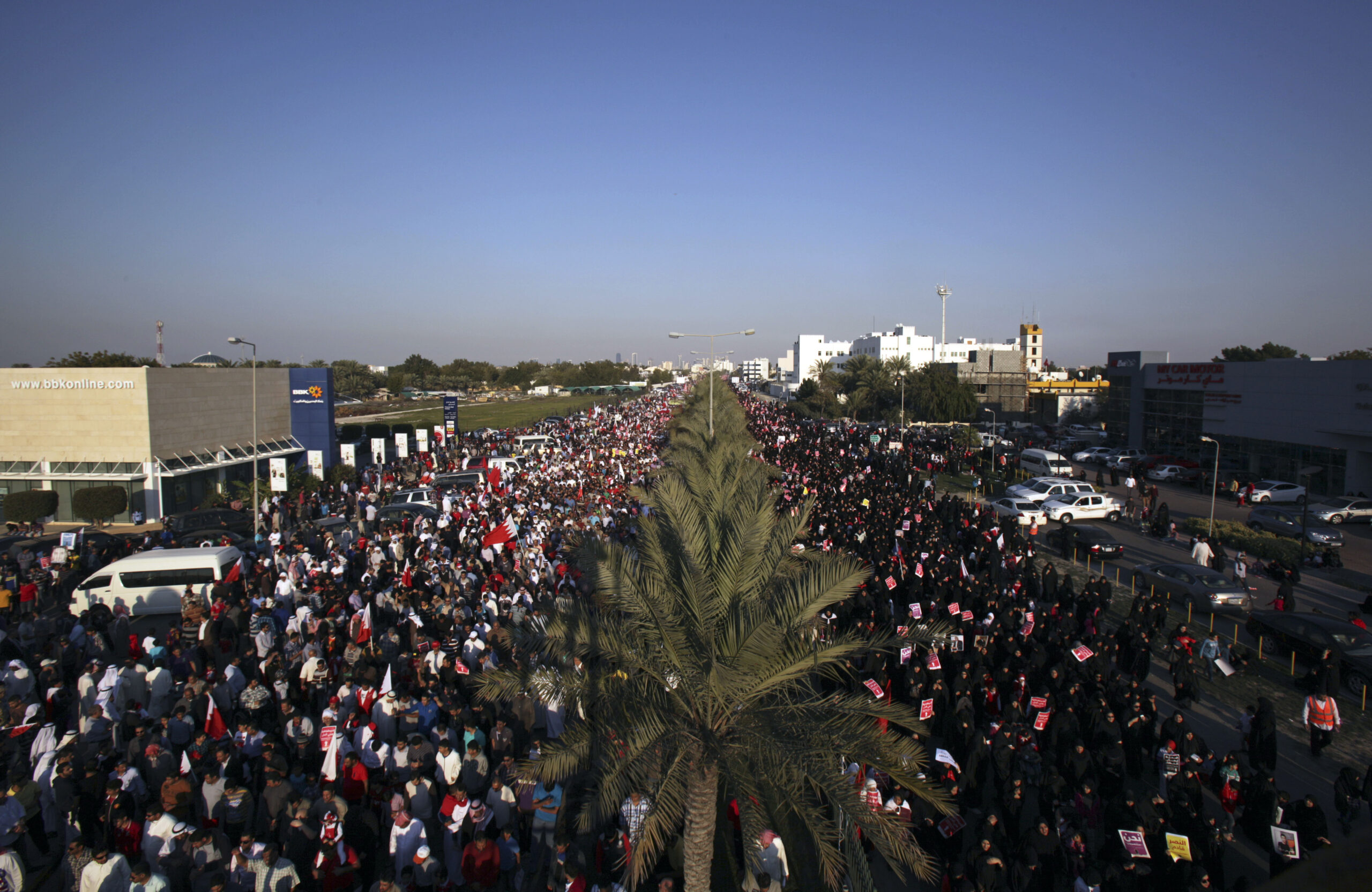 Bahrainis protest, wounded police officer dies
