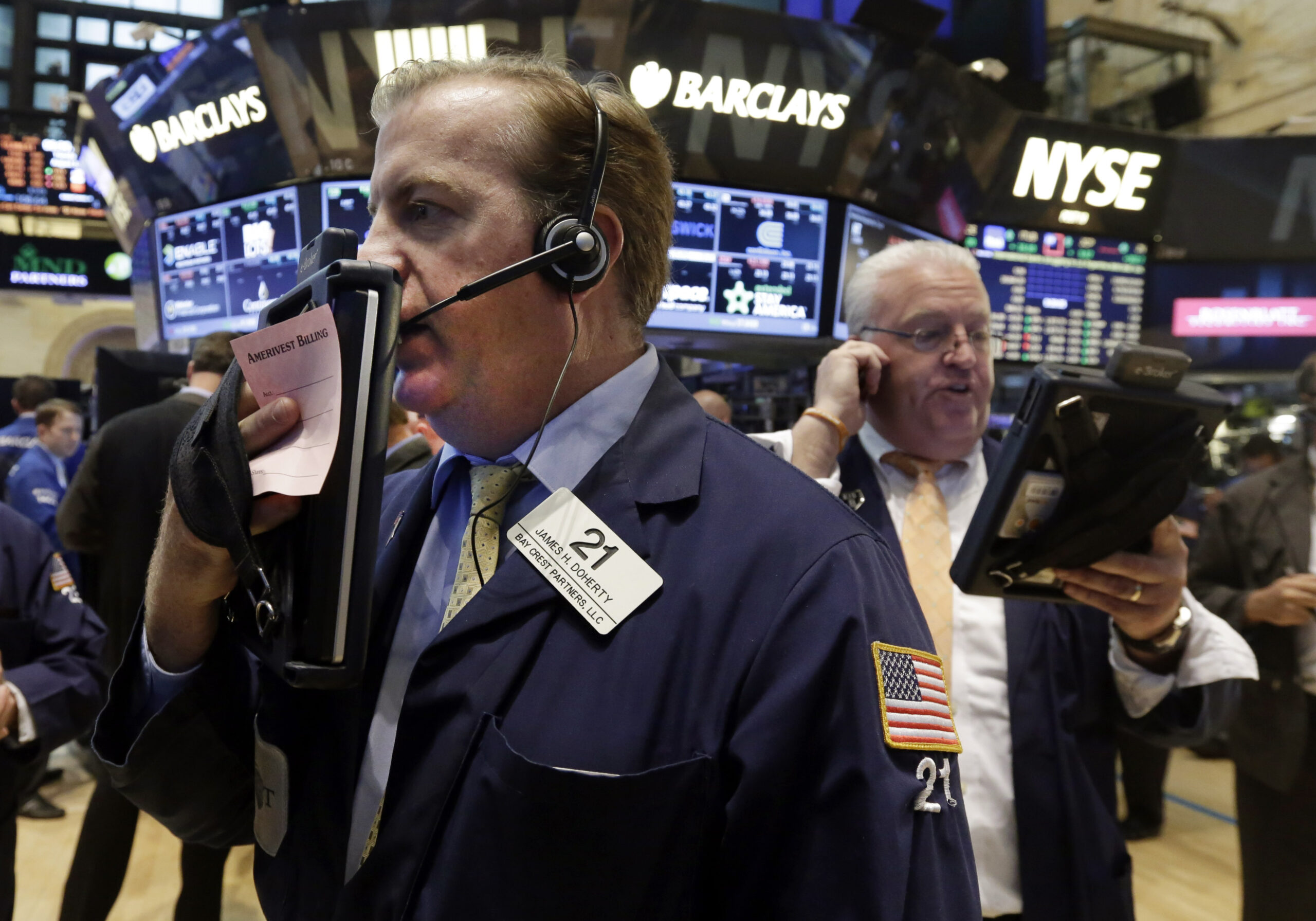 US stocks move higher; Home Depot rises