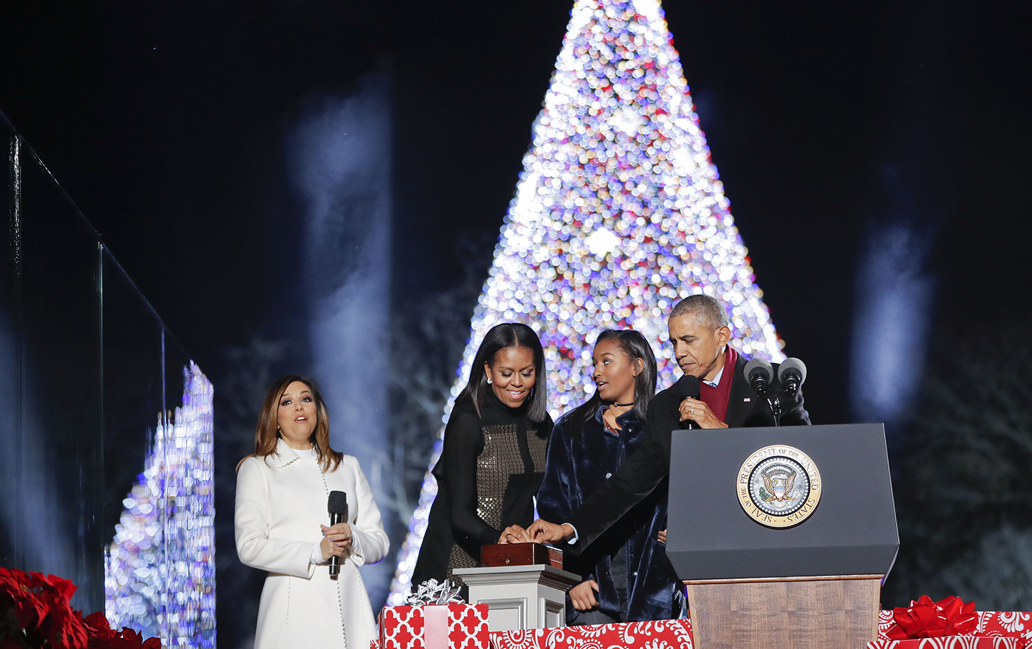 White House Christmas tree lighting oozes Obama nostalgia