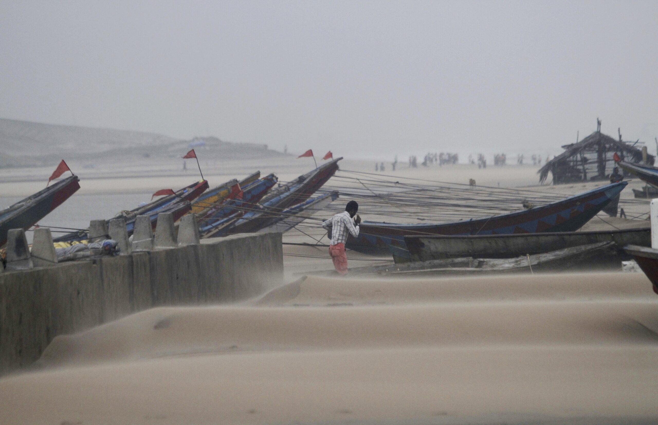 Workers clear debris after Indian cyclone kills 24