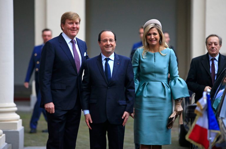 French President Francois Hollande, centre,  poses for a photo with Dutch King Willem-Alexander and Queen Maxima upon his arrival at royal palace Noordeinde in The Hague, Netherlands, Monday Jan. 20, 2014. (AP Photo/Peter Dejong, Pool)