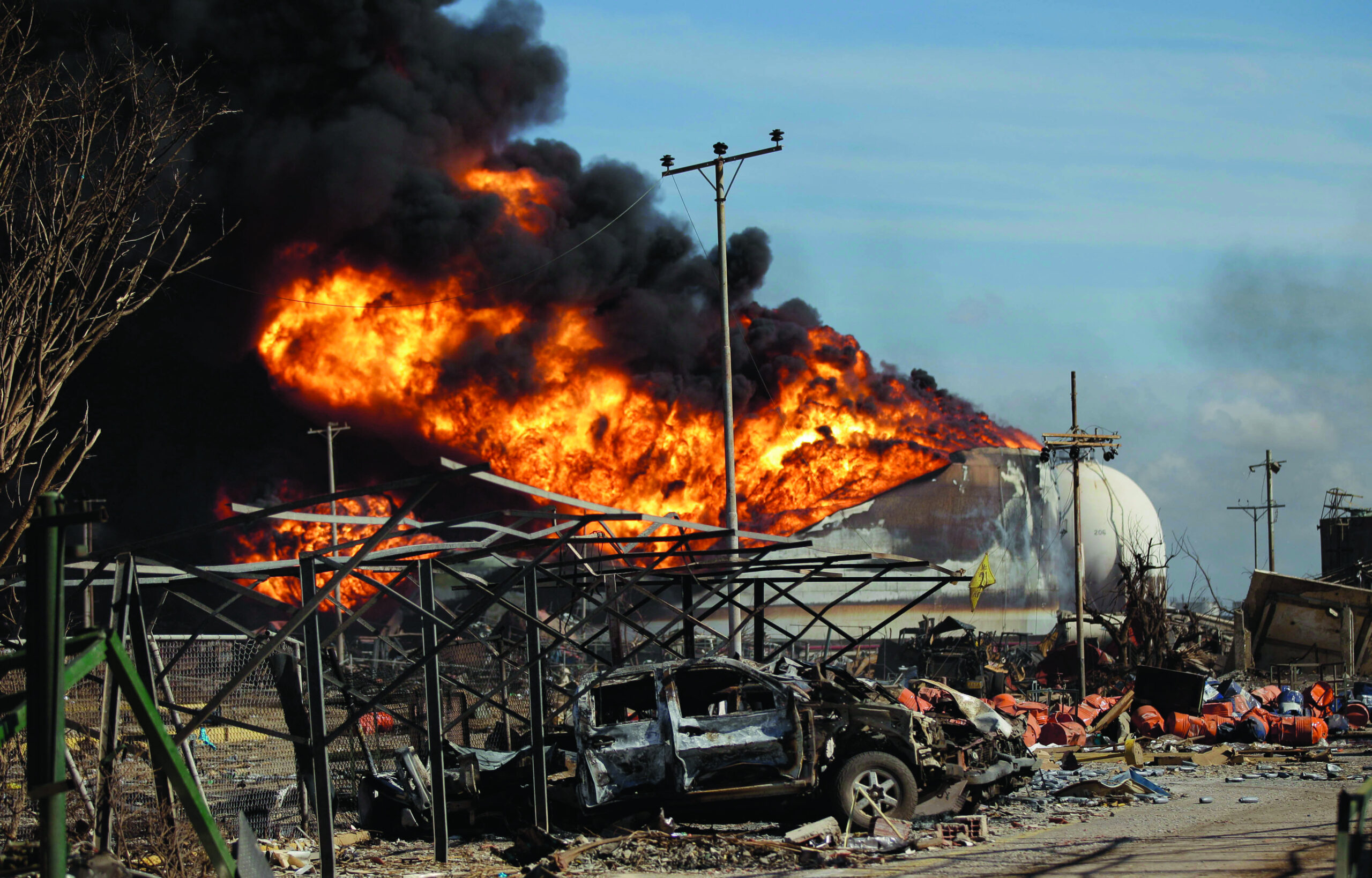 Fire spreads at Venezuela refinery, 41 dead