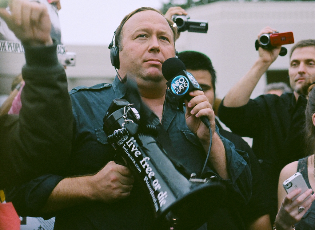 Infowars apologizes for ‘Pizzagate’ coverage