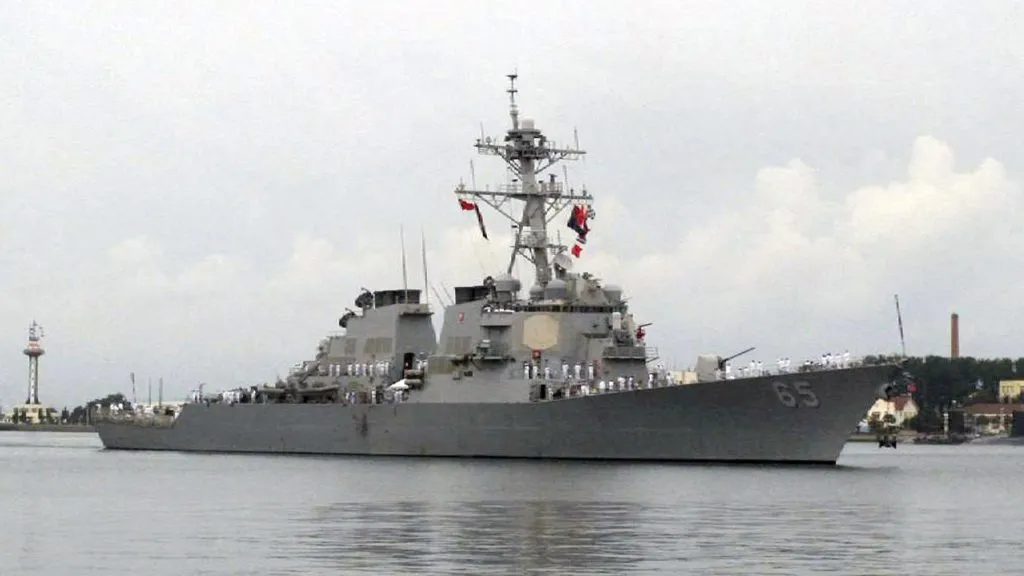 US Navy destroyer drifted four days without power in South China Sea