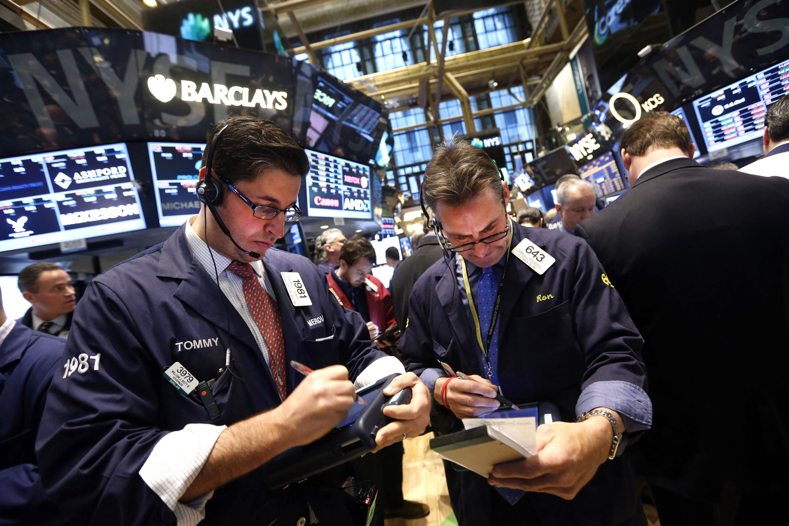 Dow drops 318 points on fears of slower growth
