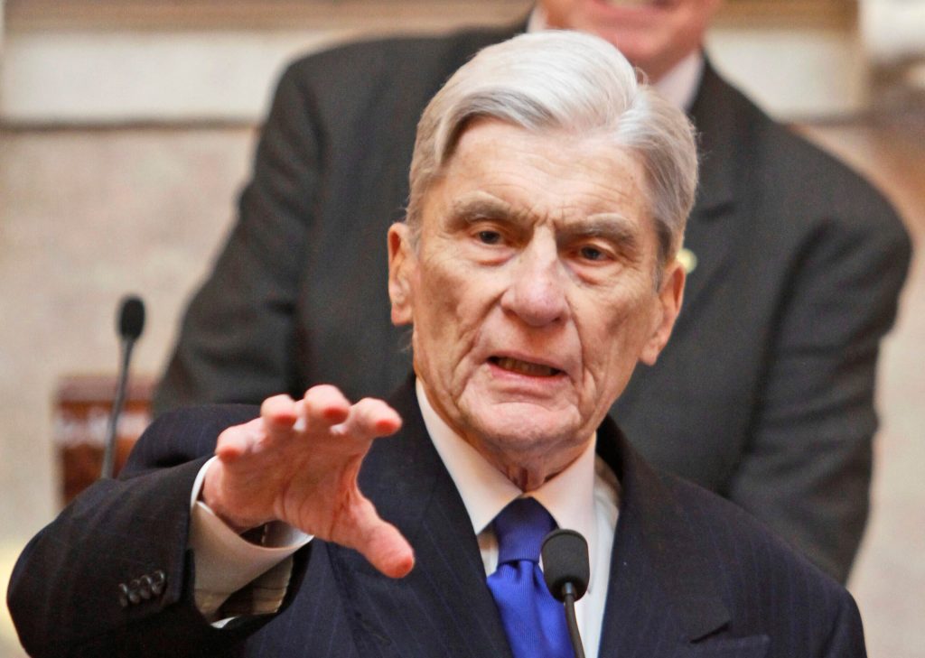 Republican senator-turned Democratic lobbyist endorses Clinton
