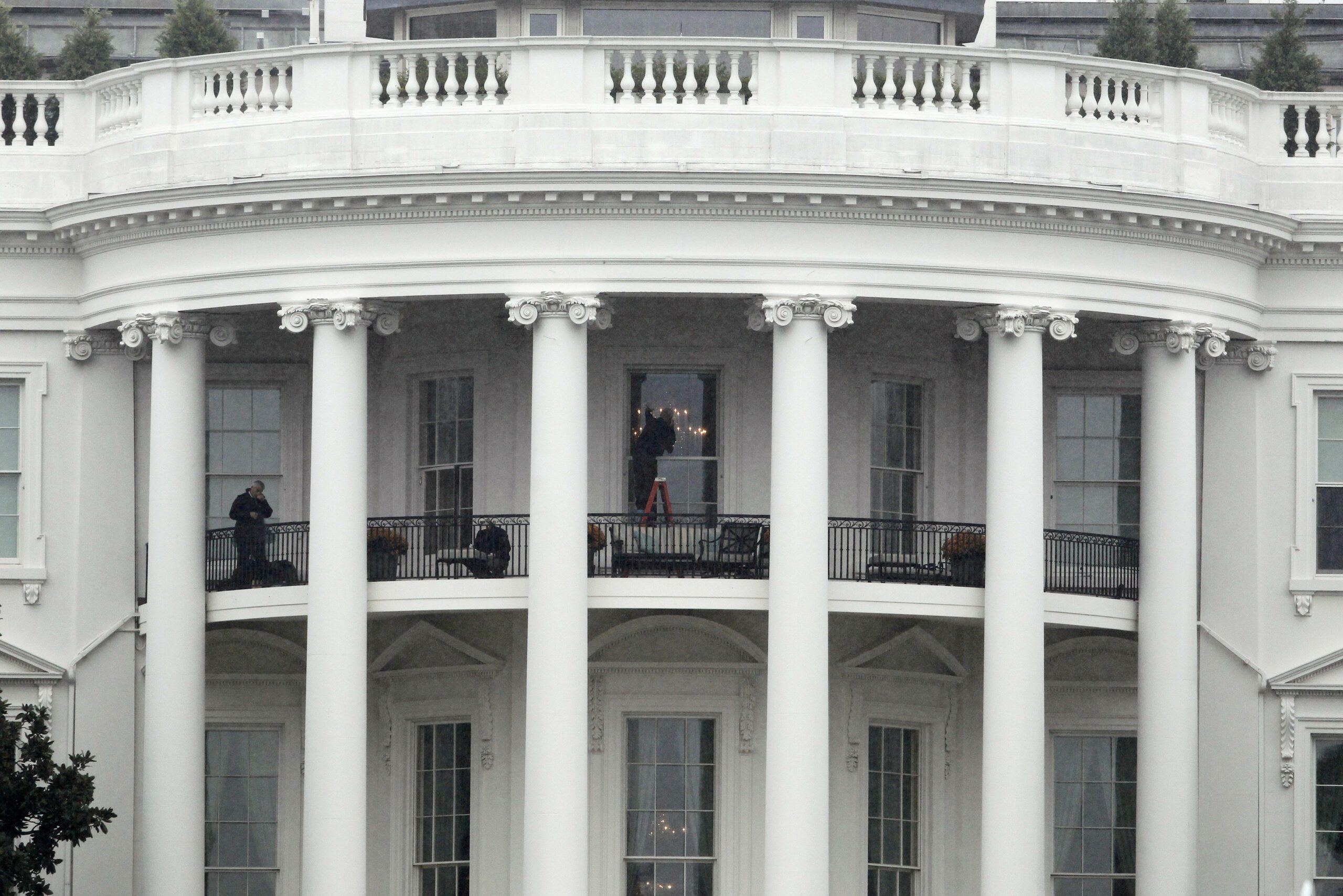 Secret Service: Bullets struck White House