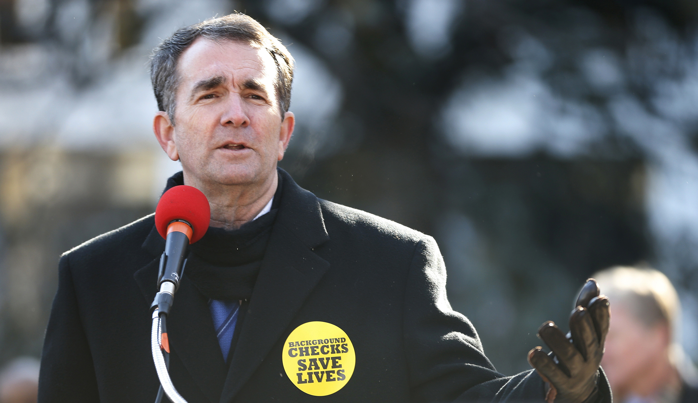 Left pressures Ralph Northam to resign after blackface, KKK picture