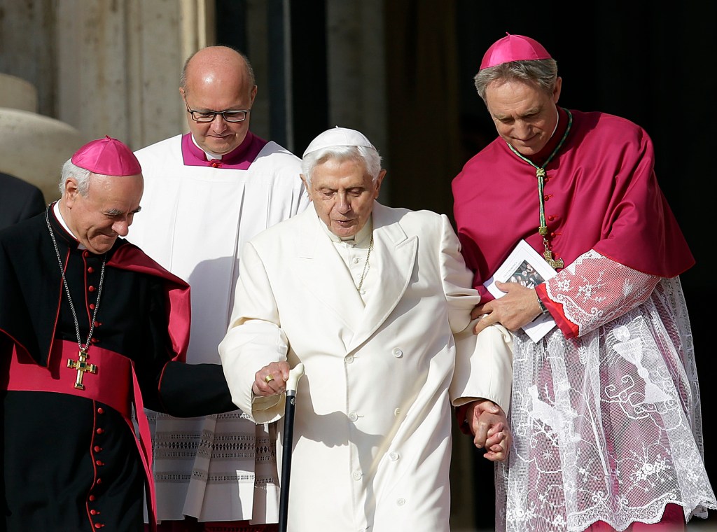 Pope hails Benedict, other elderly at Vatican fest