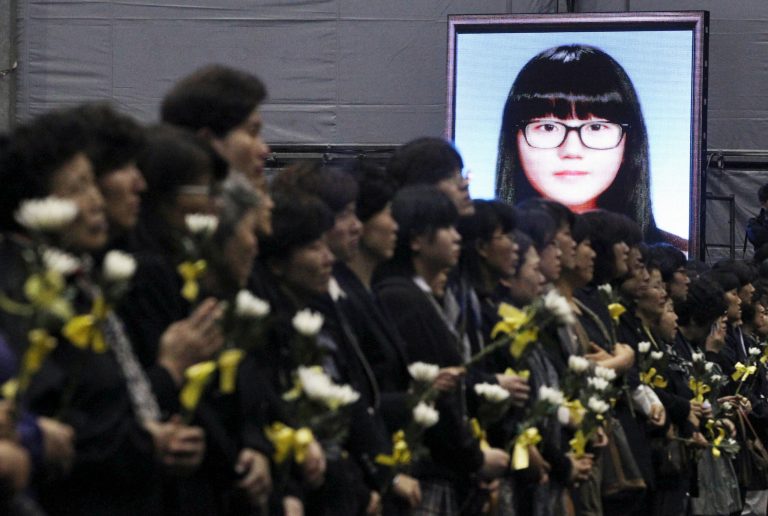 People pay tribute to the victims of the sunken ferry Sewol at a group memorial altar in Ansan, south of Seoul, South Korea, Tuesday, April 29, 2014. South Korea's president apologized Tuesday for the government's inept initial response to the deadly ferry sinking as divers fought strong currents in their search for more than 100 passengers still missing nearly two weeks after the accident. (AP Photo/Ahn Young-joon)