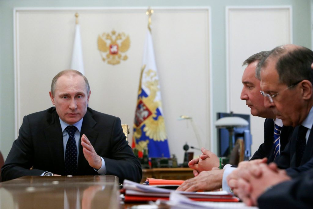 Putin turns up economic heat before Ukraine talks