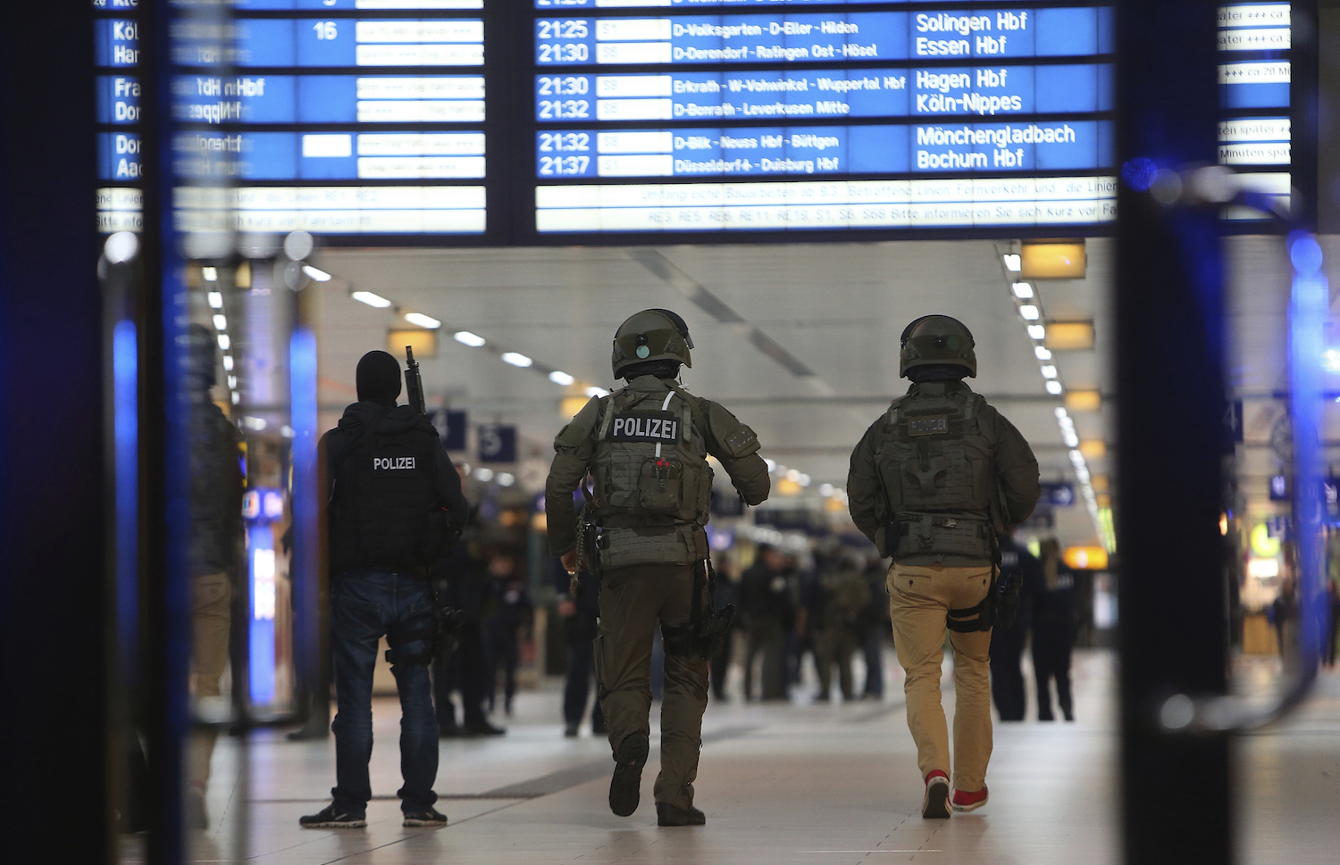 German police: Seven people injured by ax-wielding man at train station