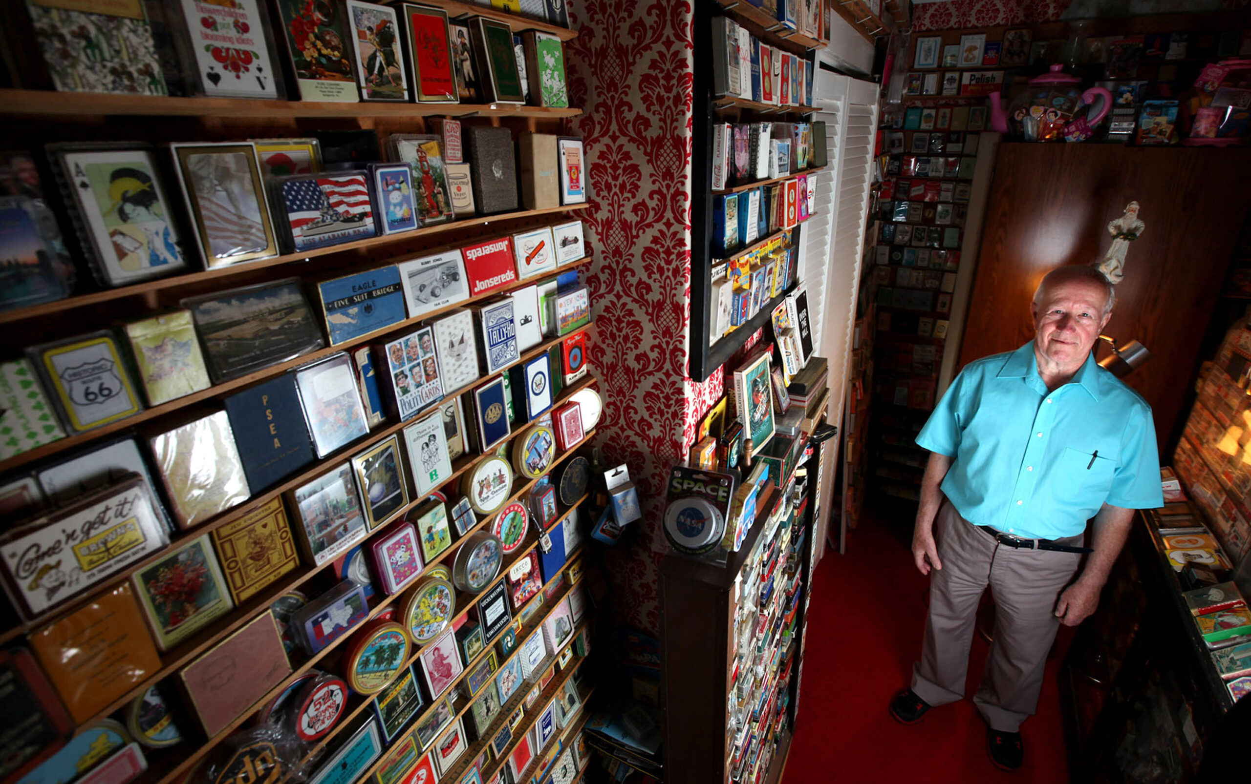 EXCHANGE: Ill. card collector deals in creativity